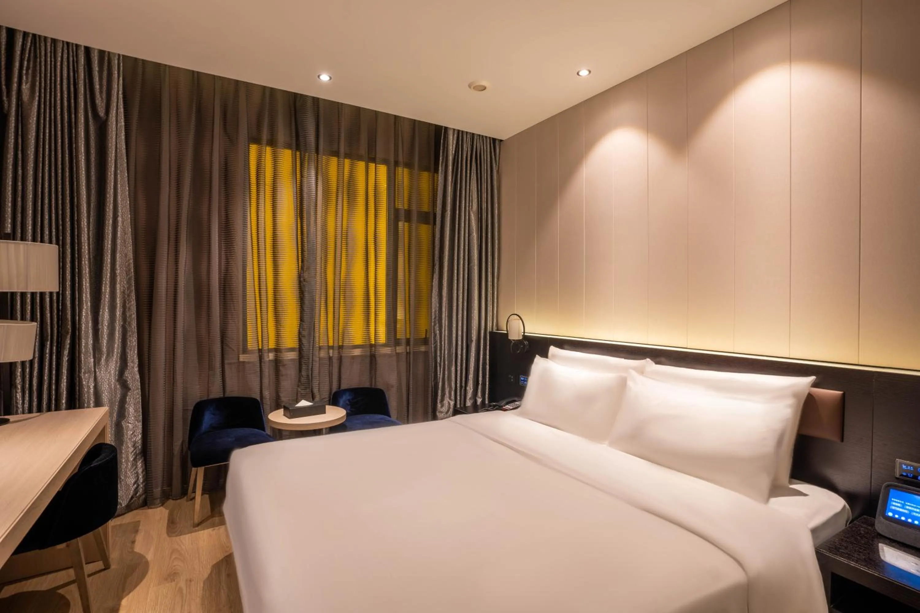 Bed in Crystal Hotel Shanghai Lujiazui Oriental Pearl Tower