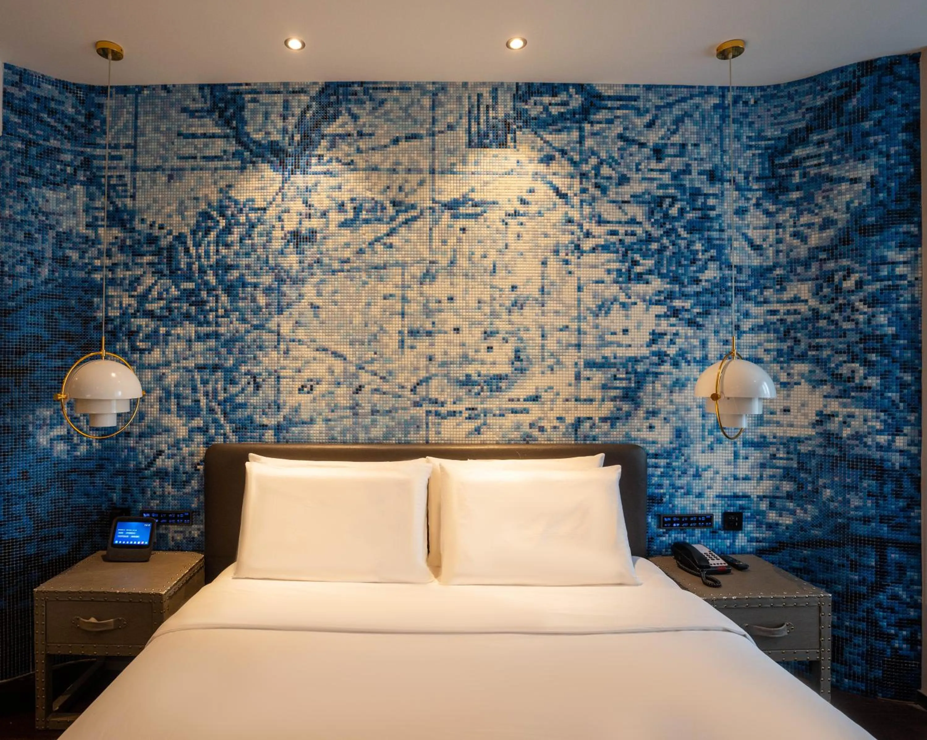 Photo of the whole room, Bed in Crystal Hotel Shanghai Lujiazui Oriental Pearl Tower