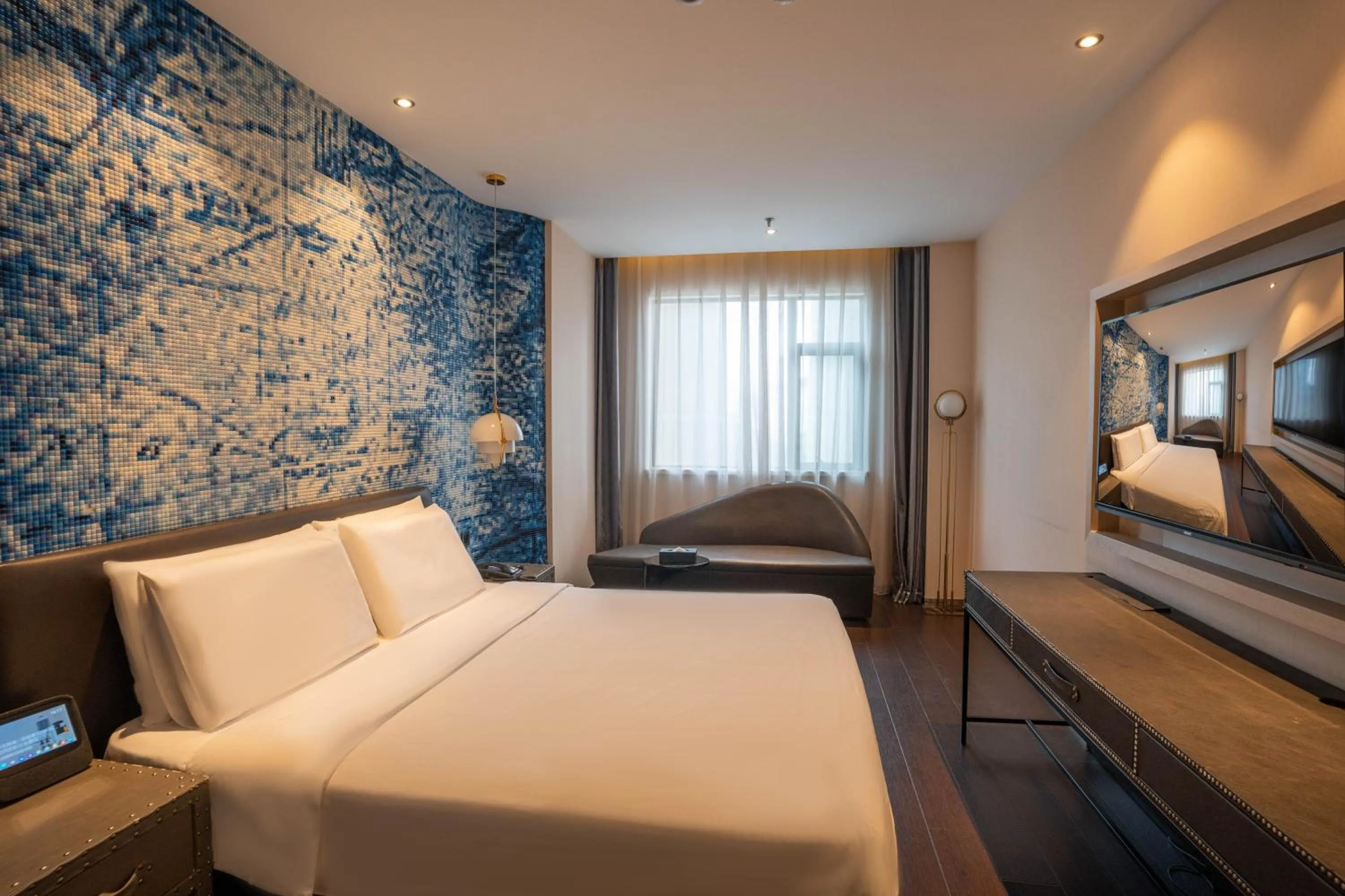 Photo of the whole room, Bed in Crystal Hotel Shanghai Lujiazui Oriental Pearl Tower