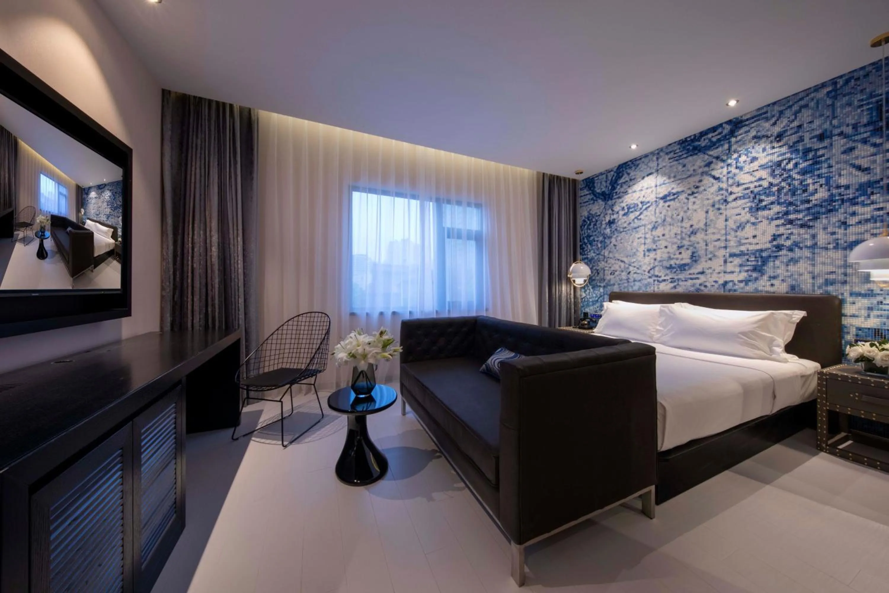 Photo of the whole room, Bed in Crystal Hotel Shanghai Lujiazui Oriental Pearl Tower