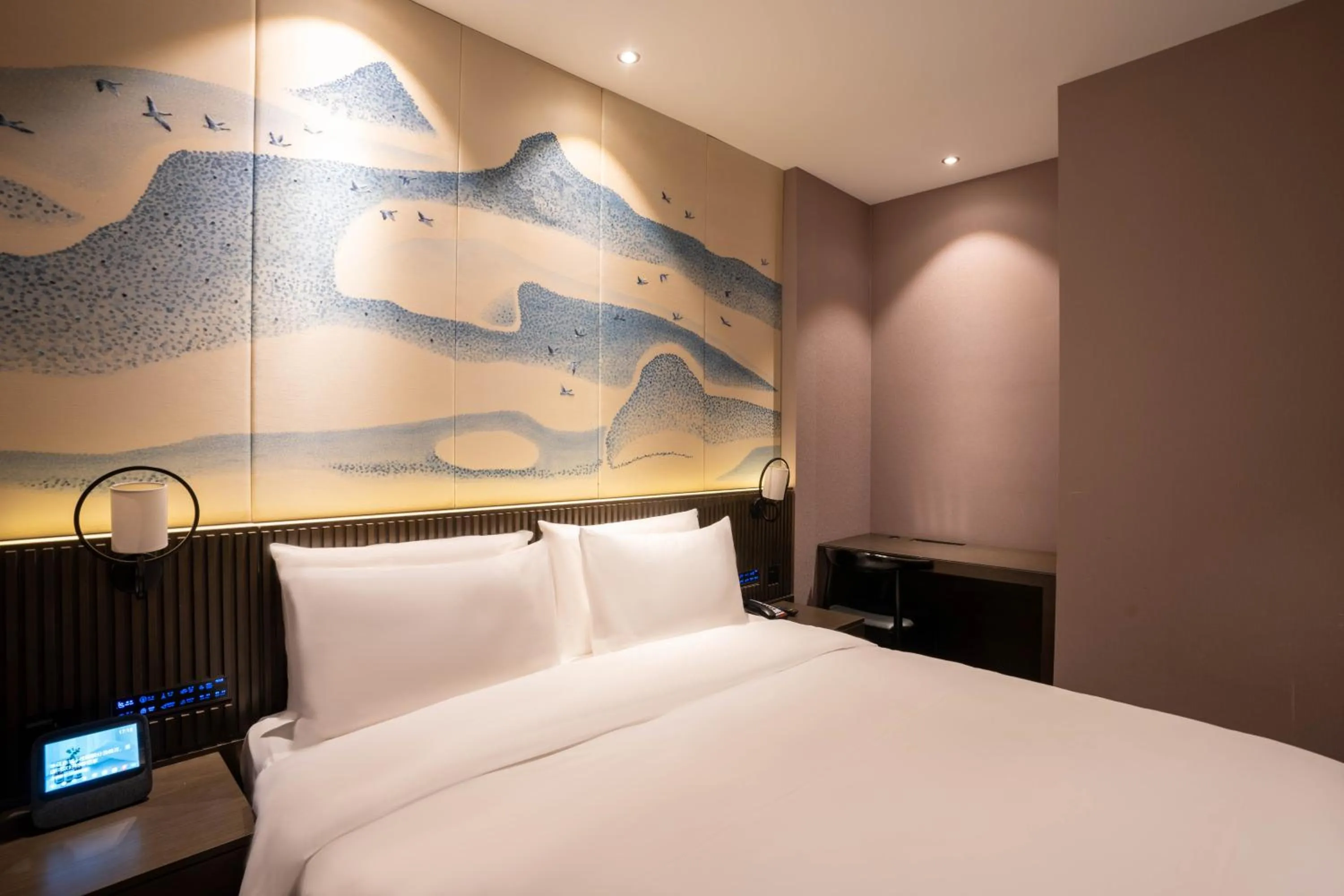 Bedroom, Bed in Crystal Hotel Shanghai Lujiazui Oriental Pearl Tower