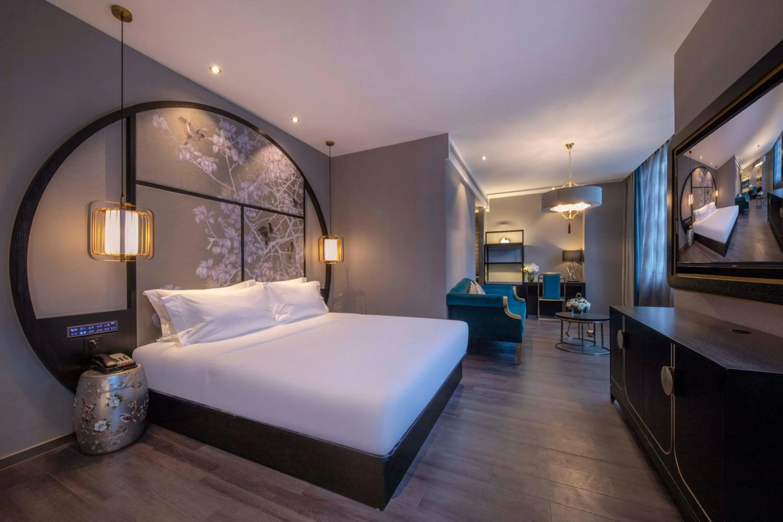 Photo of the whole room, Bed in Crystal Hotel Shanghai Lujiazui Oriental Pearl Tower