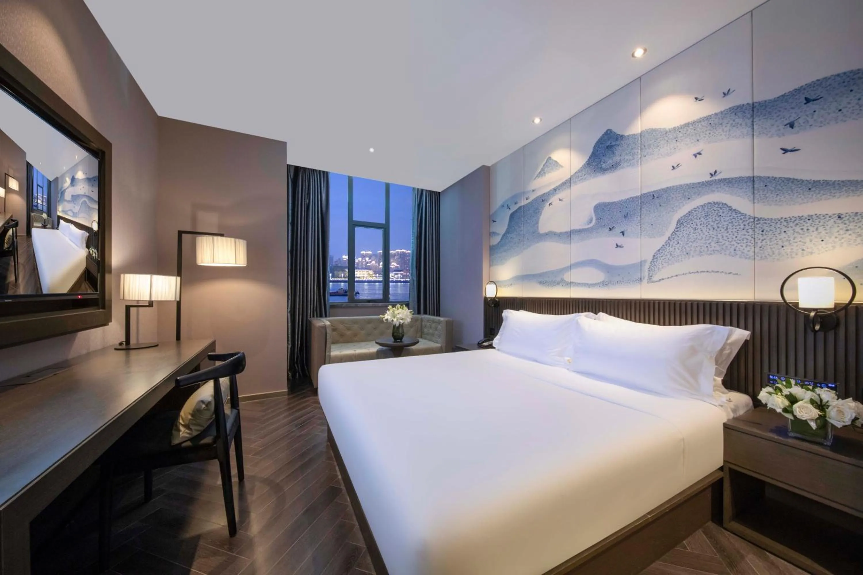 Photo of the whole room, Bed in Crystal Hotel Shanghai Lujiazui Oriental Pearl Tower