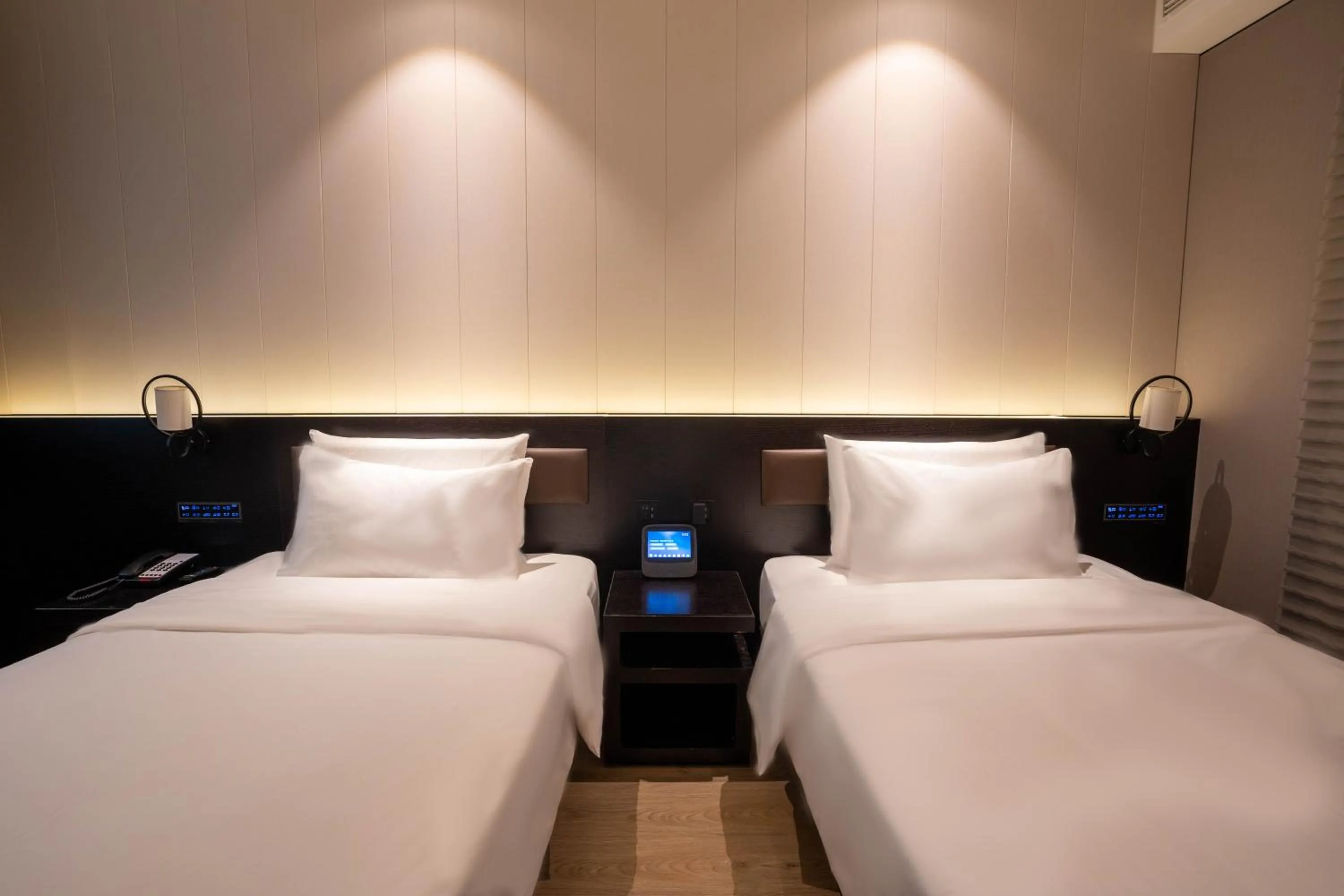 Photo of the whole room, Bed in Crystal Hotel Shanghai Lujiazui Oriental Pearl Tower