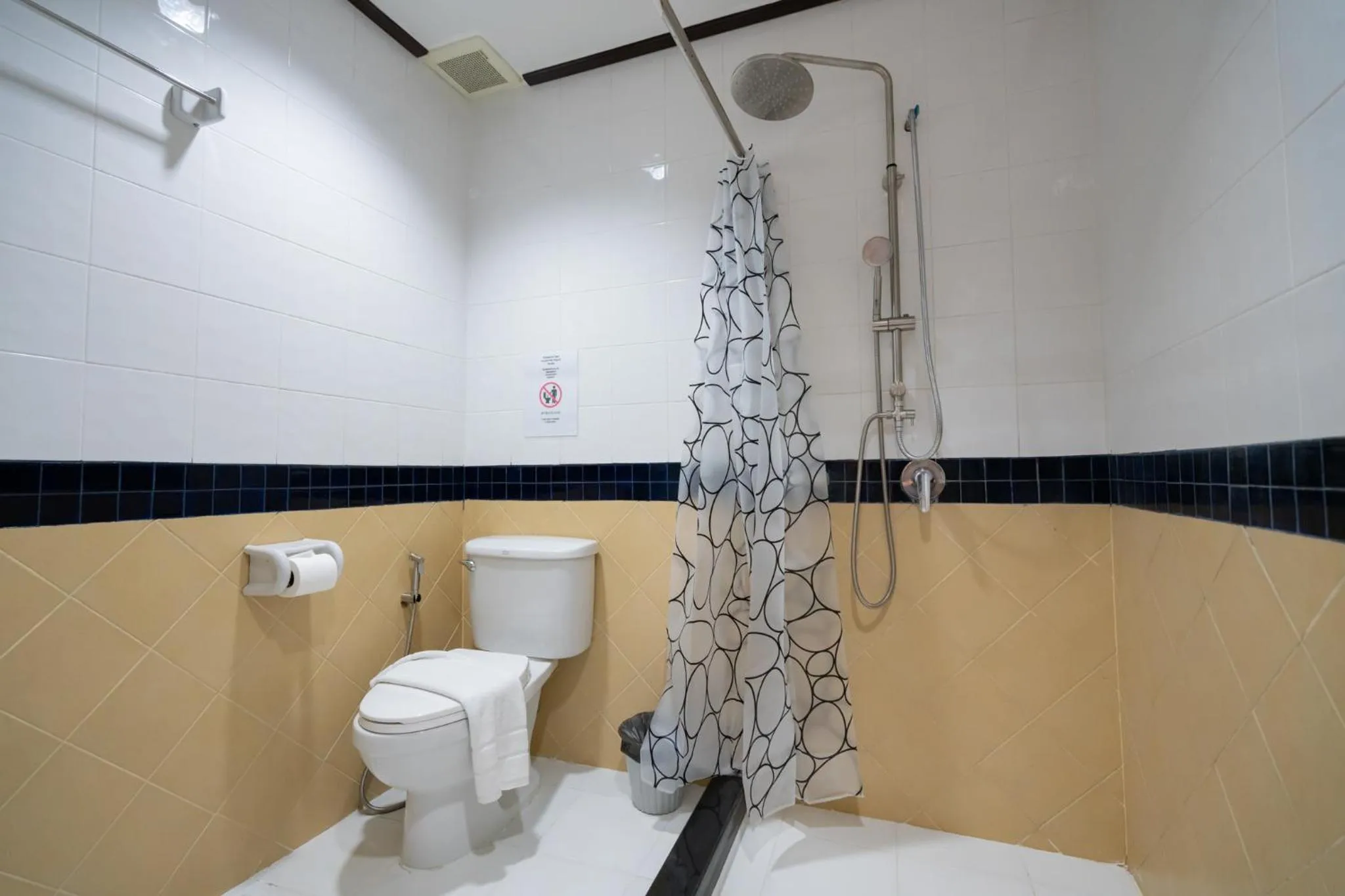 Bathroom in Tri's Miracle Apartment Kata