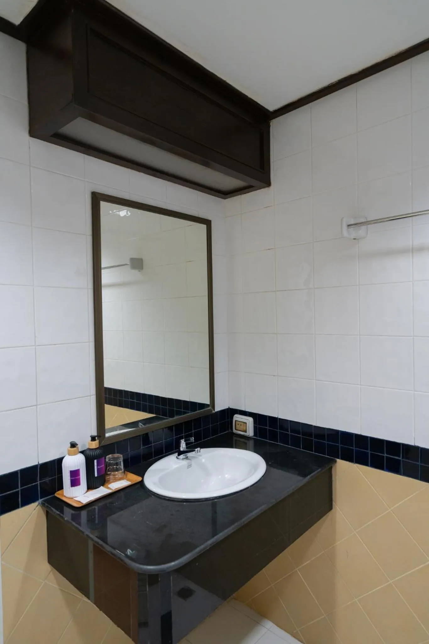 Bathroom in Tri's Miracle Apartment Kata