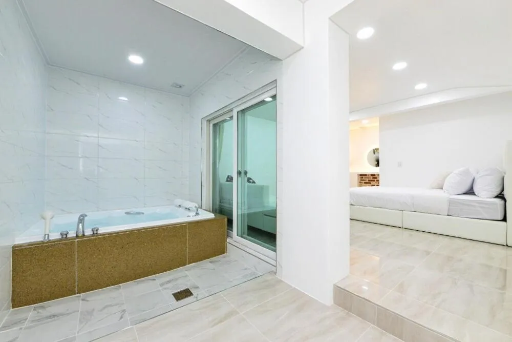 Sellin Onsu Swimming Pool Pension