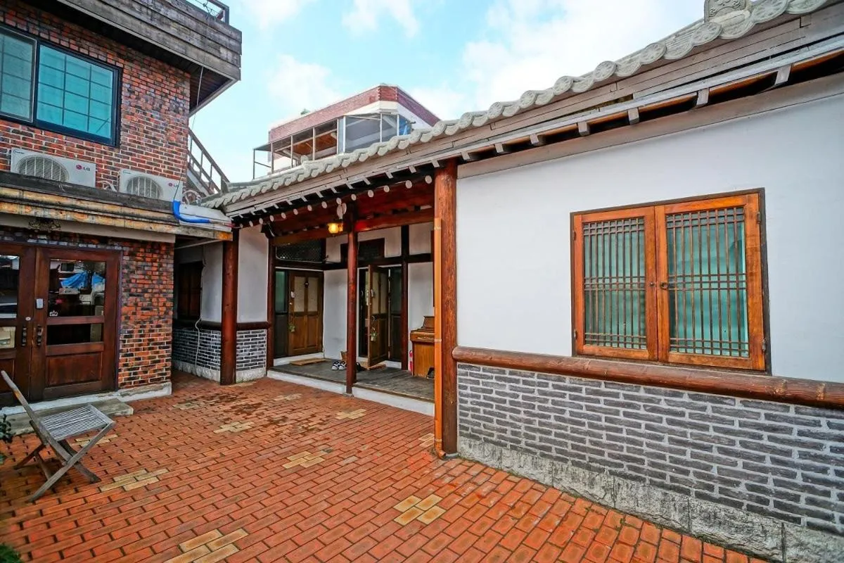 Jeonju Namugeuneul and Geunsoonae Chogajip