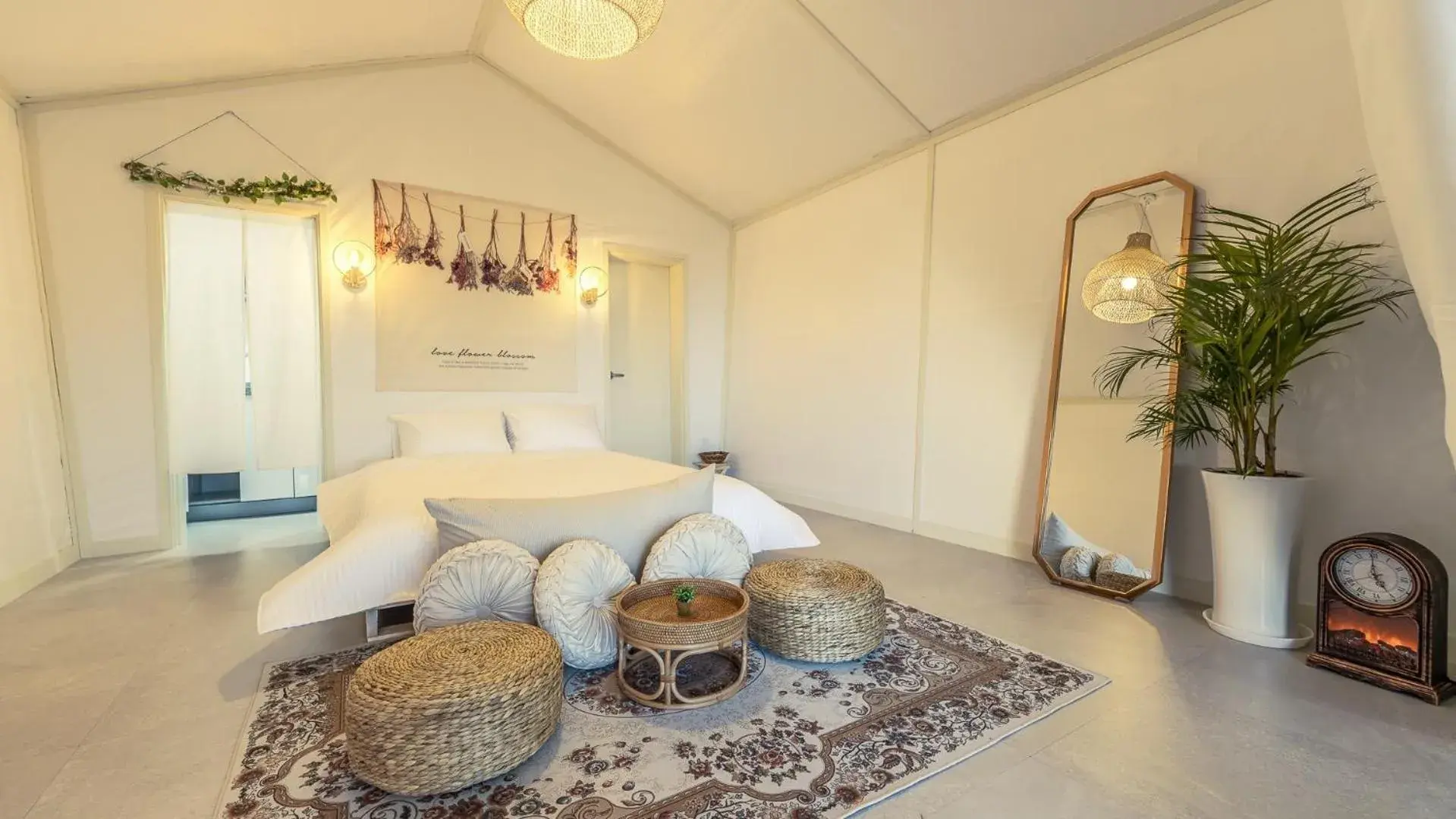 Bed in Daebudo On the Beach Pool Villa Bed in Daebudo On the Beach Pool Villa