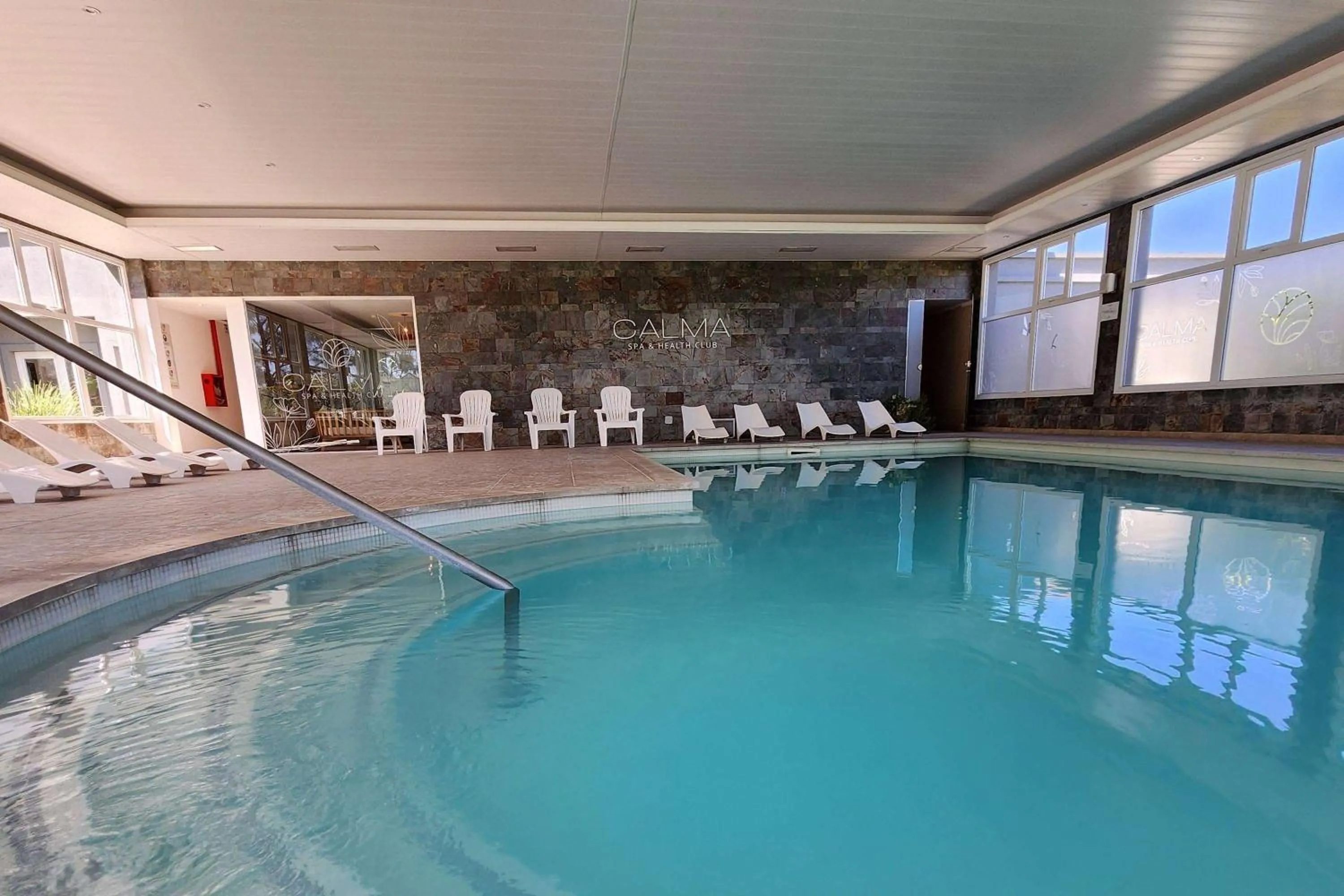 Pool view in Howard Johnson Hotel & Resort Funes