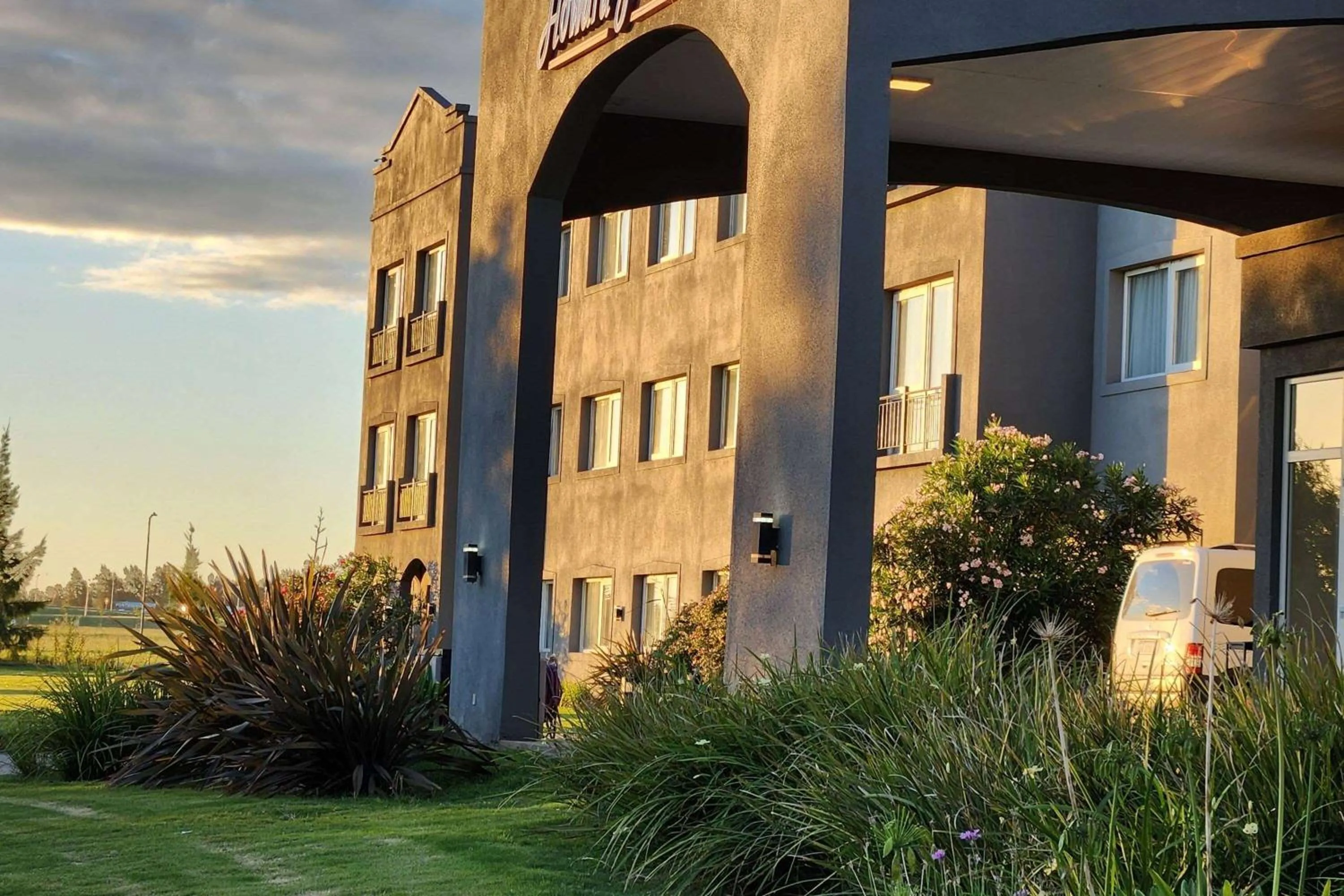 Property building in Howard Johnson Hotel & Resort Funes