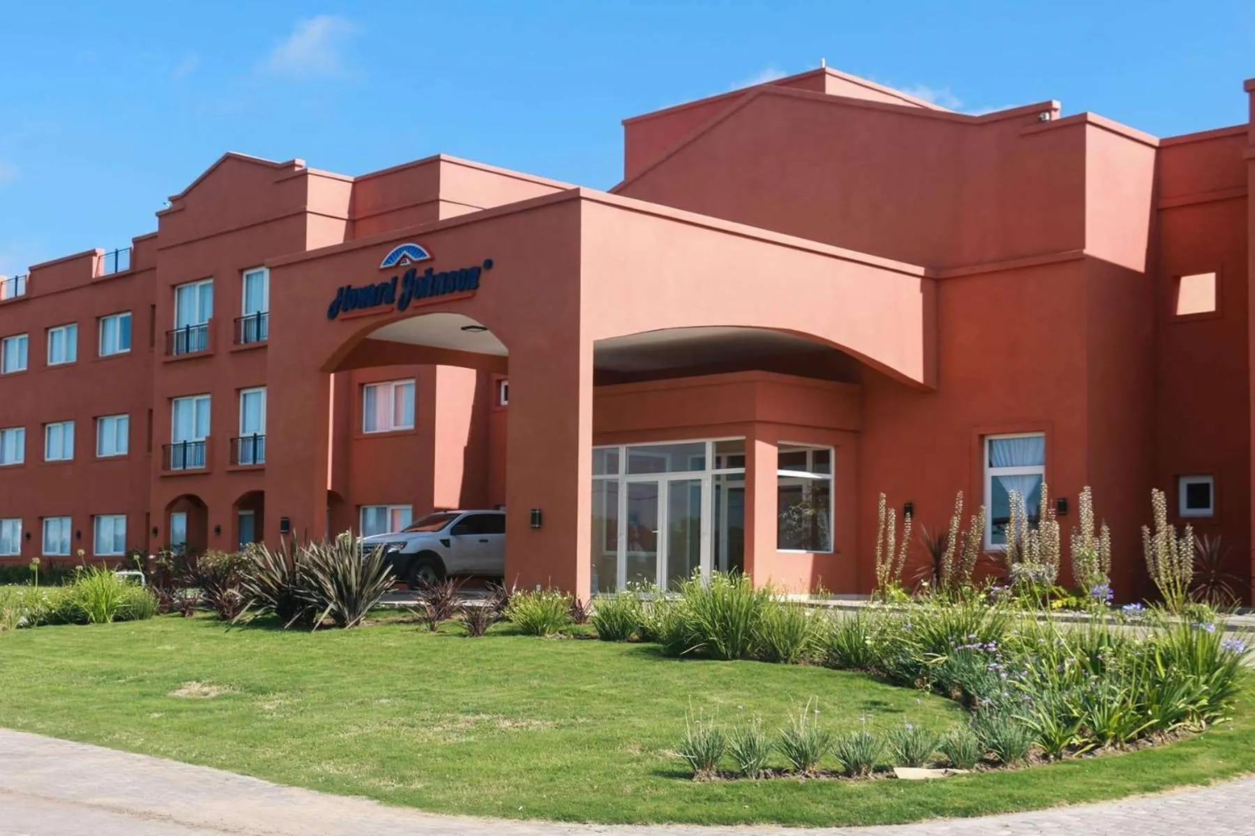 Property building in Howard Johnson Hotel & Resort Funes