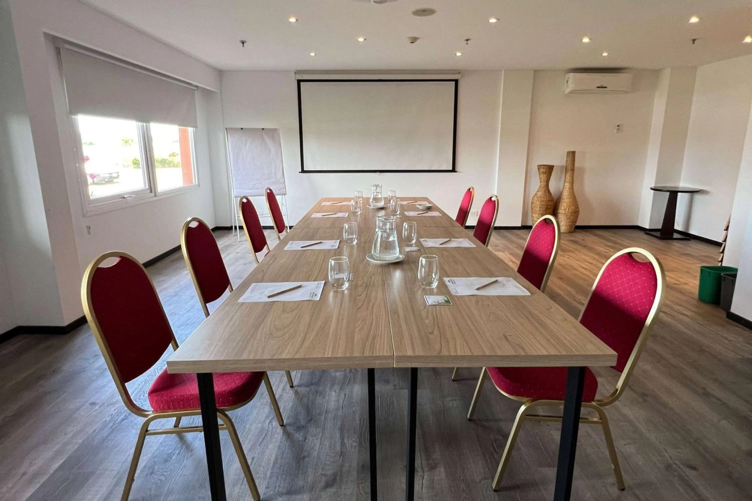 Meeting/conference room in Howard Johnson Hotel & Resort Funes