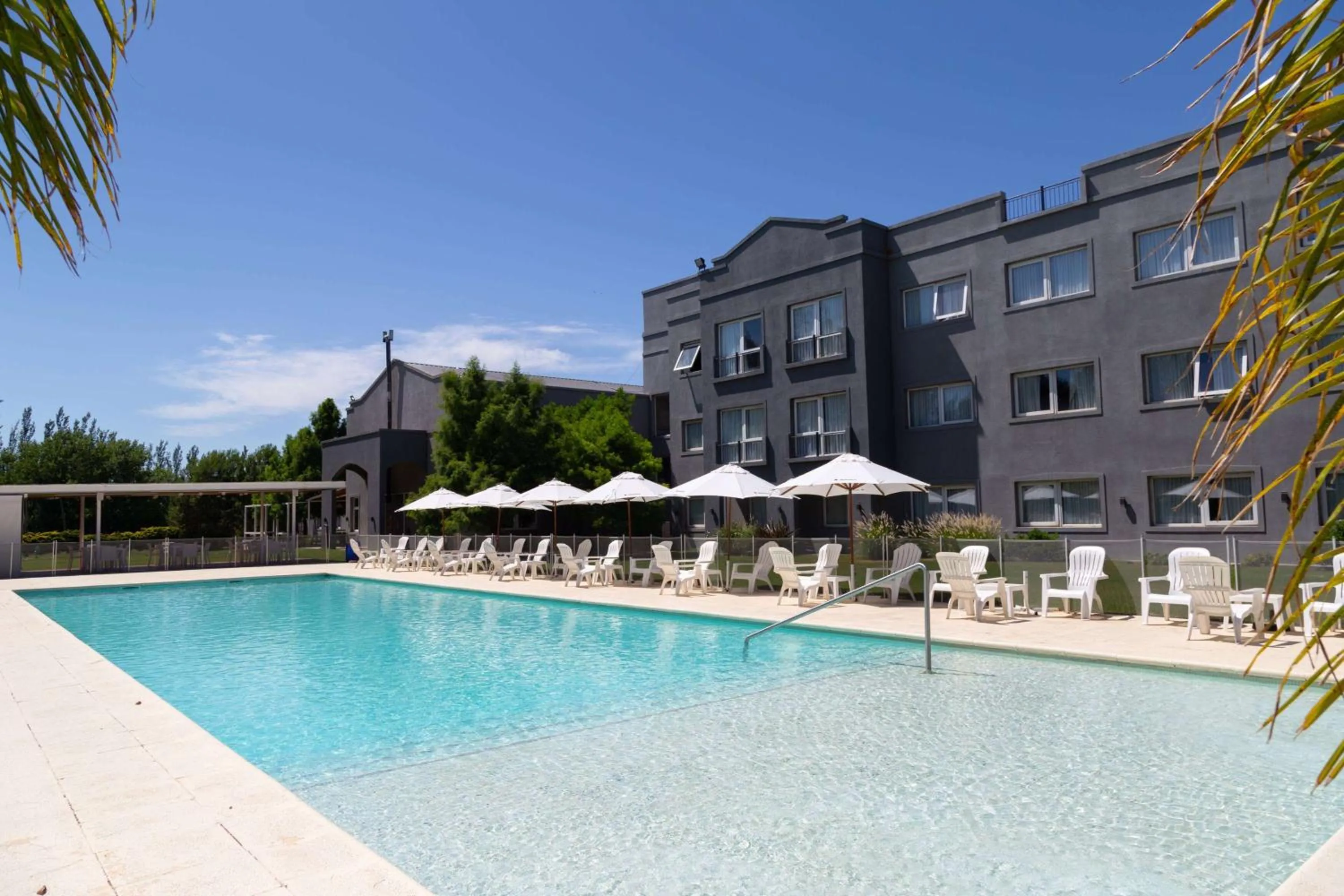 Pool view in Howard Johnson Hotel & Resort Funes