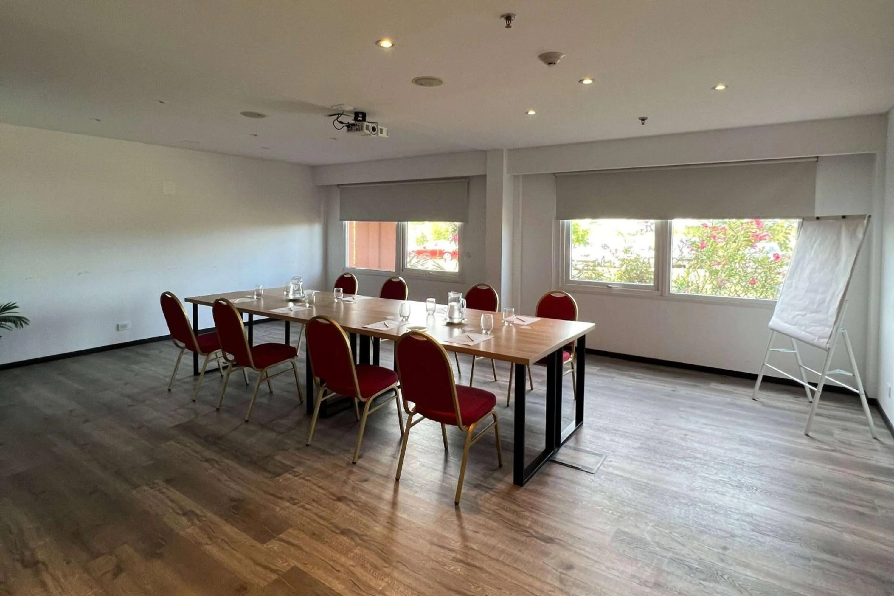 Meeting/conference room in Howard Johnson Hotel & Resort Funes