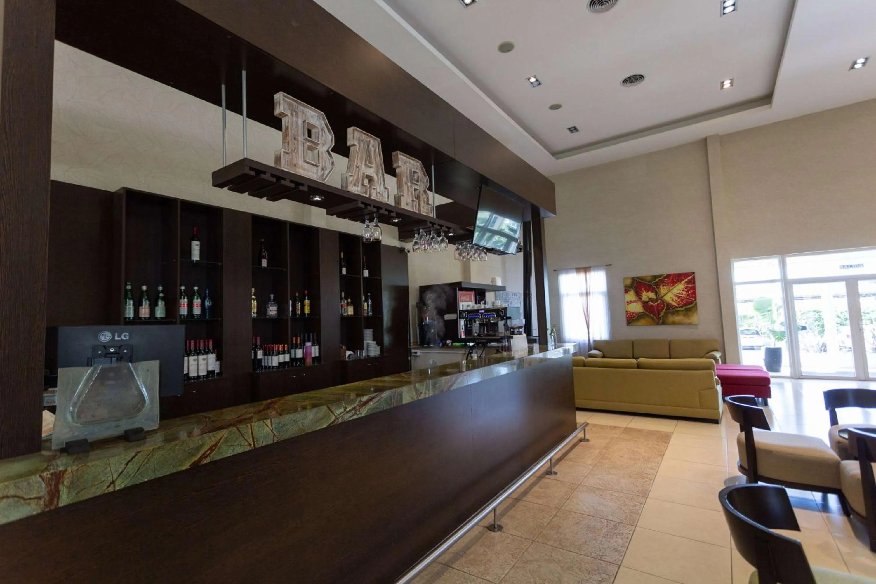 Lounge or bar in Howard Johnson Hotel & Resort Funes
