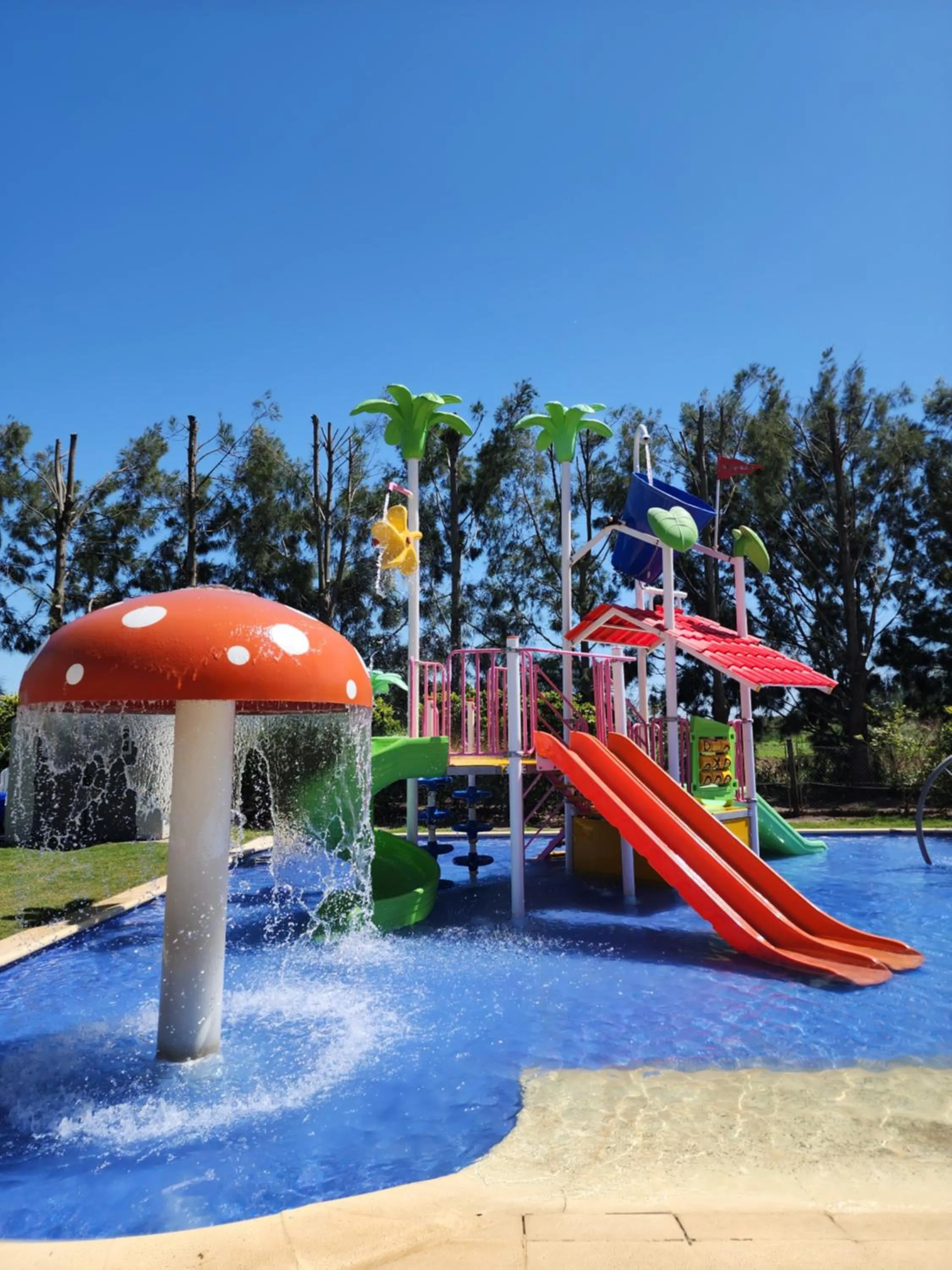 Swimming pool in Howard Johnson Hotel & Resort Funes