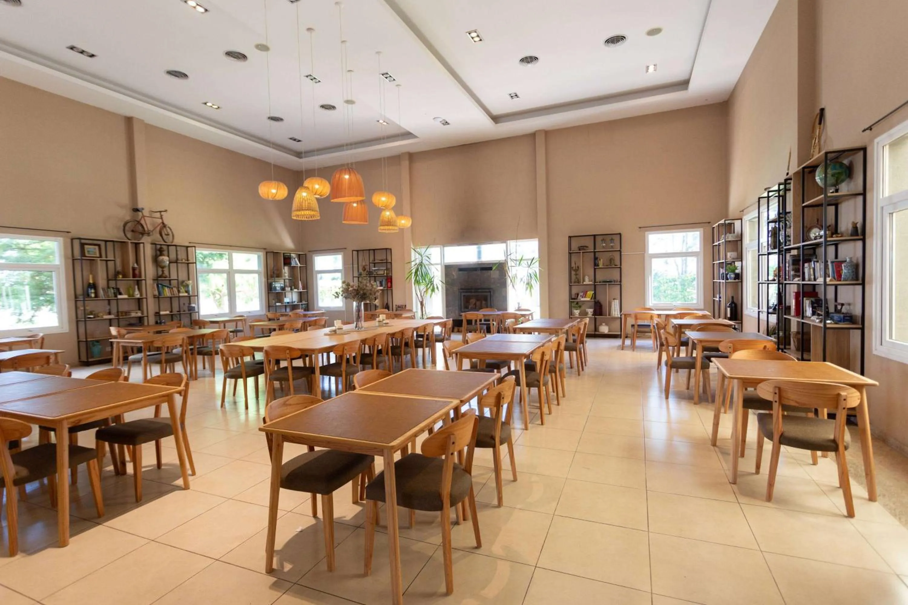 Meeting/conference room in Howard Johnson Hotel & Resort Funes