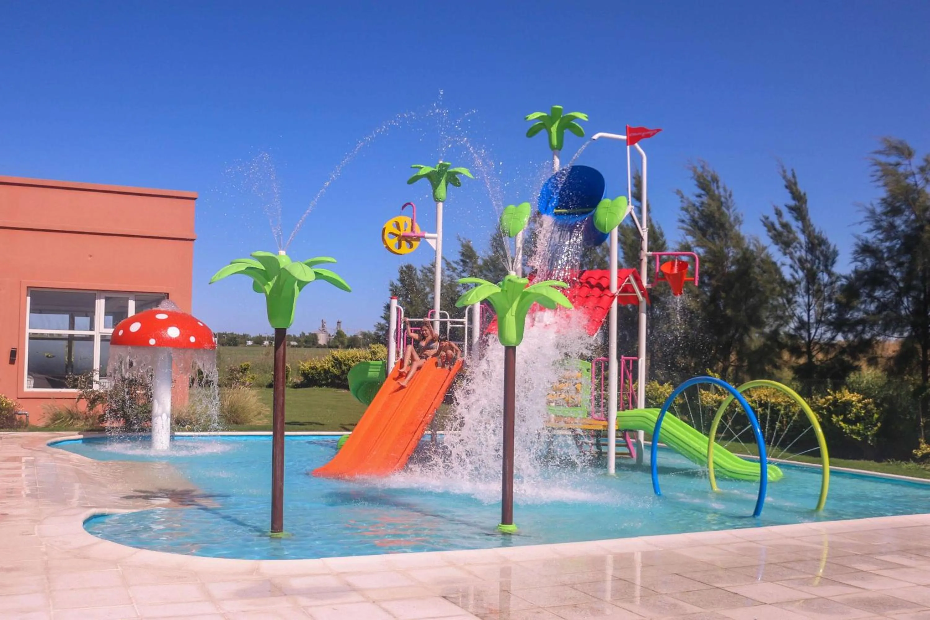 Pool view in Howard Johnson Hotel & Resort Funes