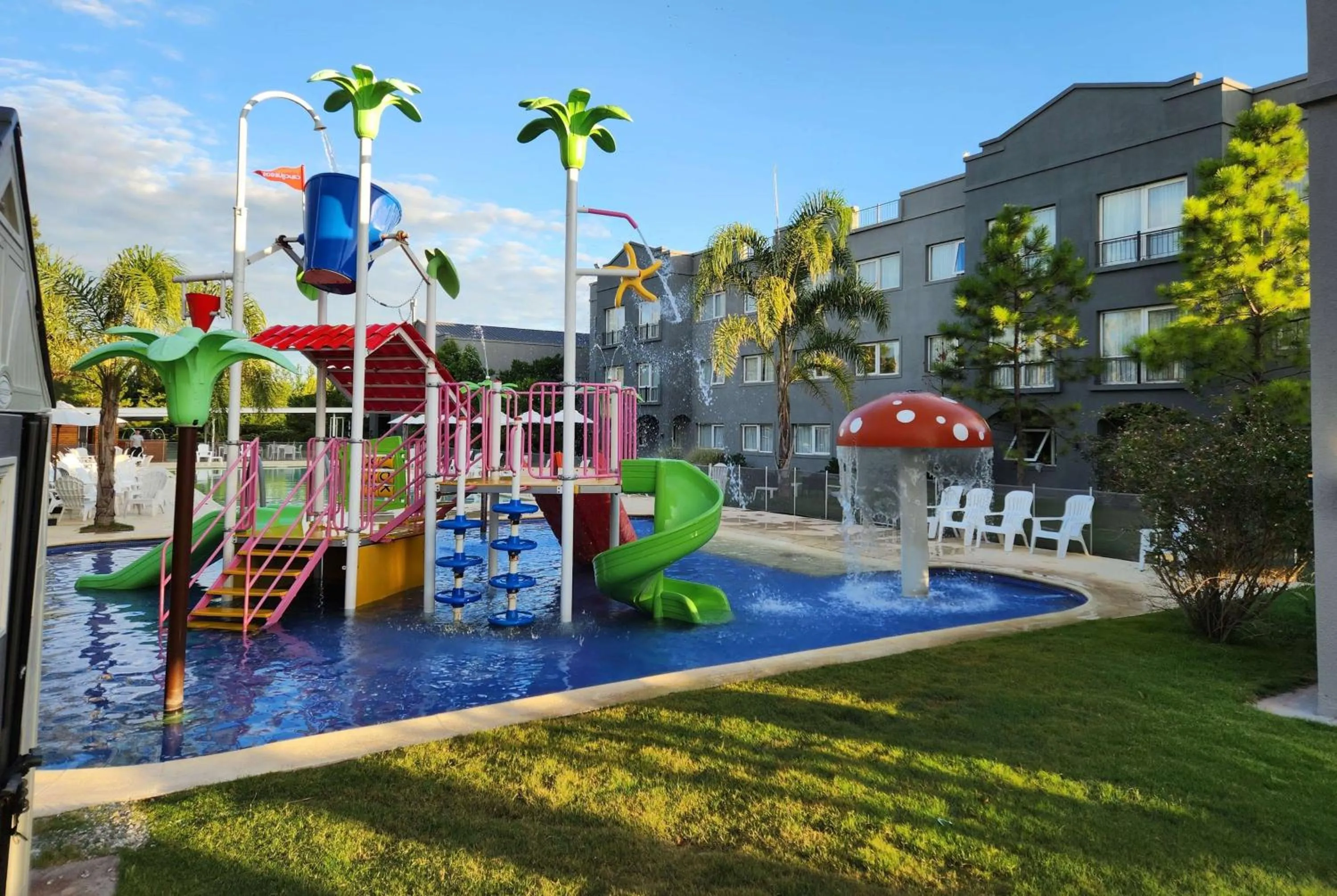 Pool view in Howard Johnson Hotel & Resort Funes