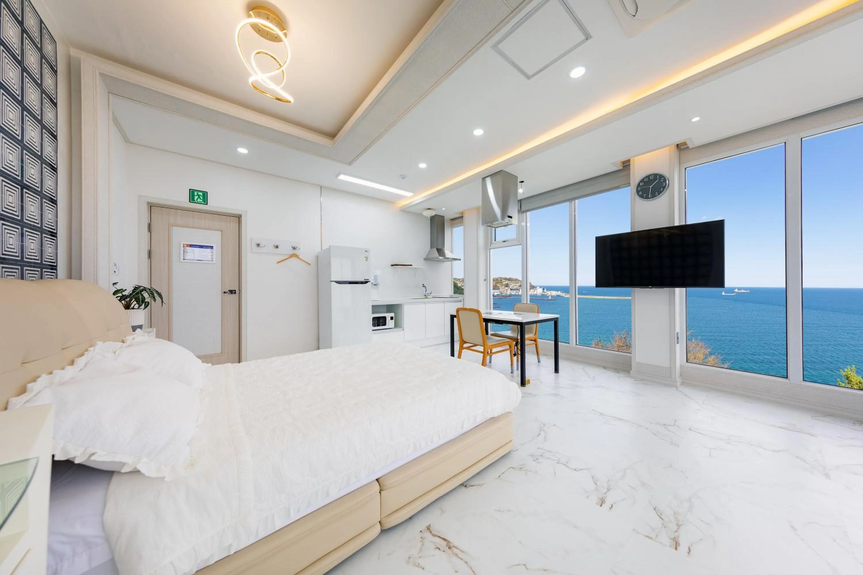 Bed in Samcheok white romantic pension