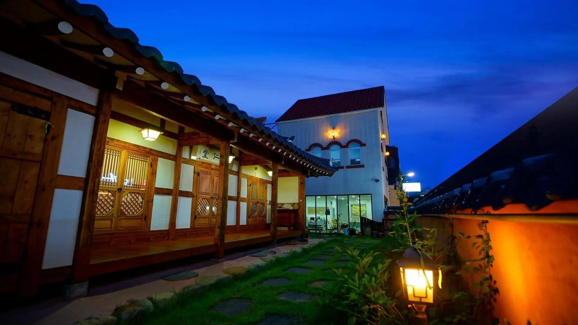 Jeonju Deokindang and Soo House Pension