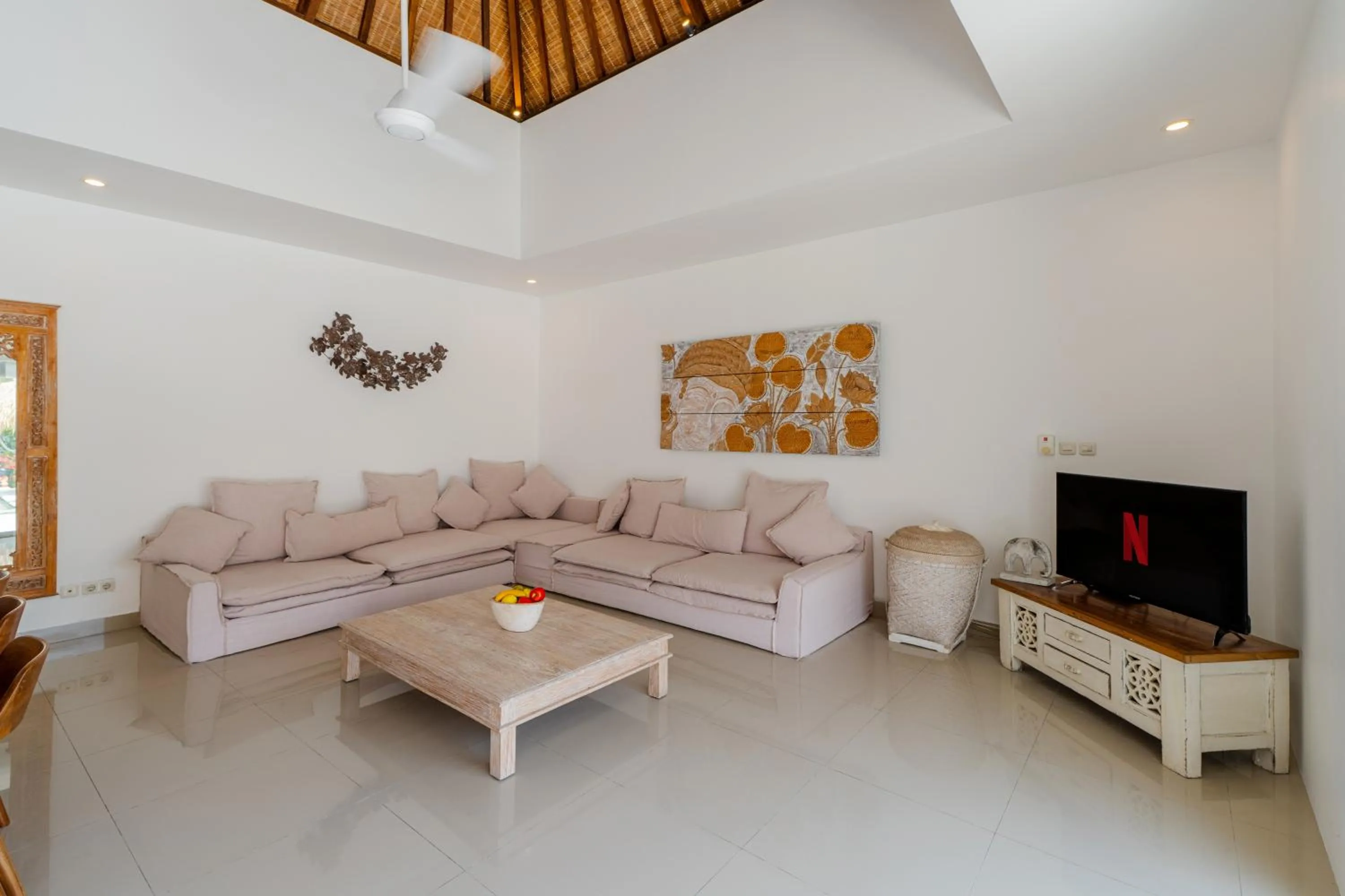 Communal lounge/ TV room in Villa Anak by Pertama Management
