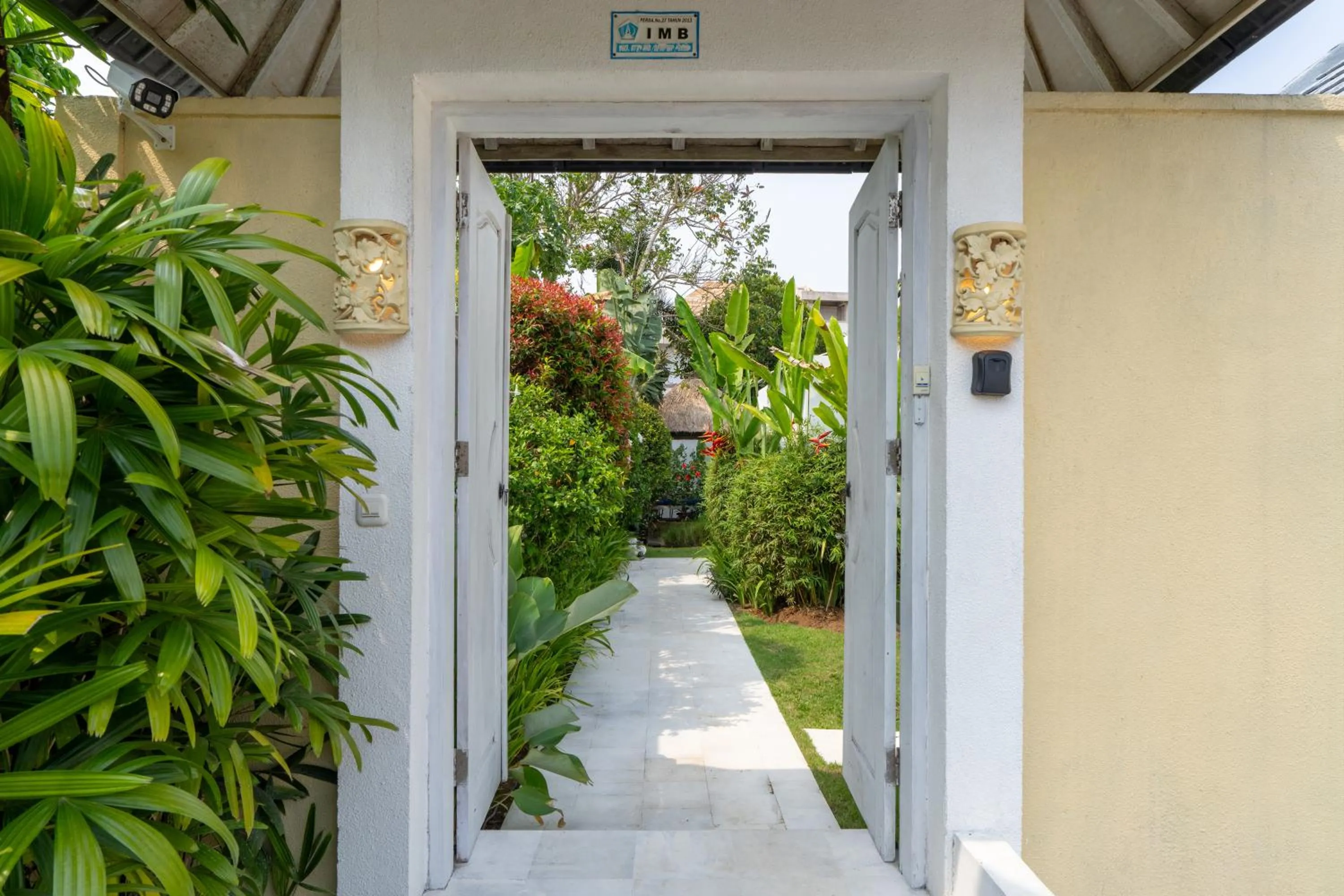 Facade/entrance in Villa Anak by Pertama Management