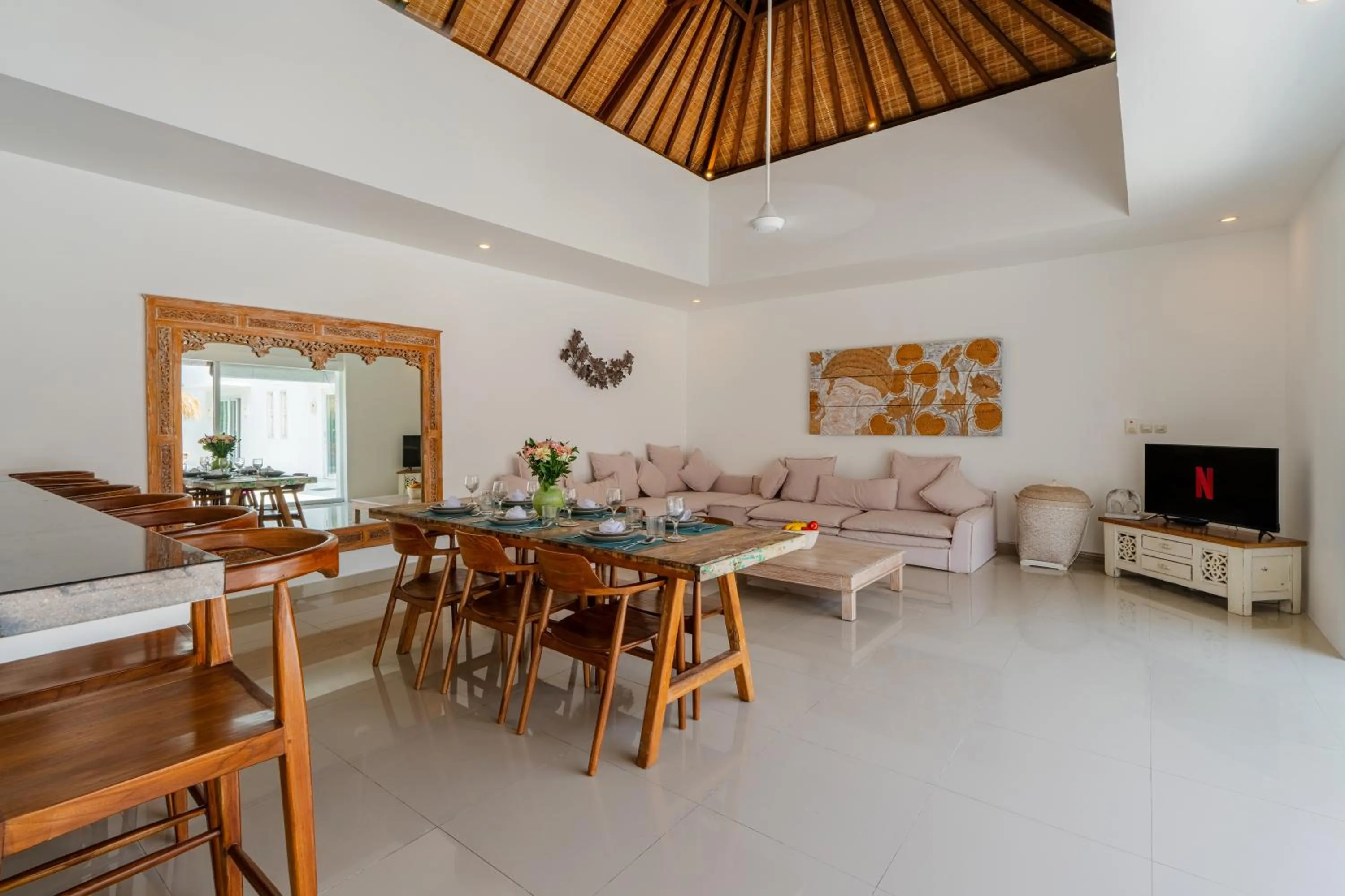 Dining area in Villa Anak by Pertama Management