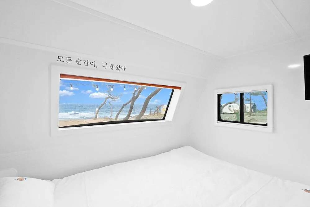 Bed in Pohang Uni’s Sea Caravan Homigot Branch