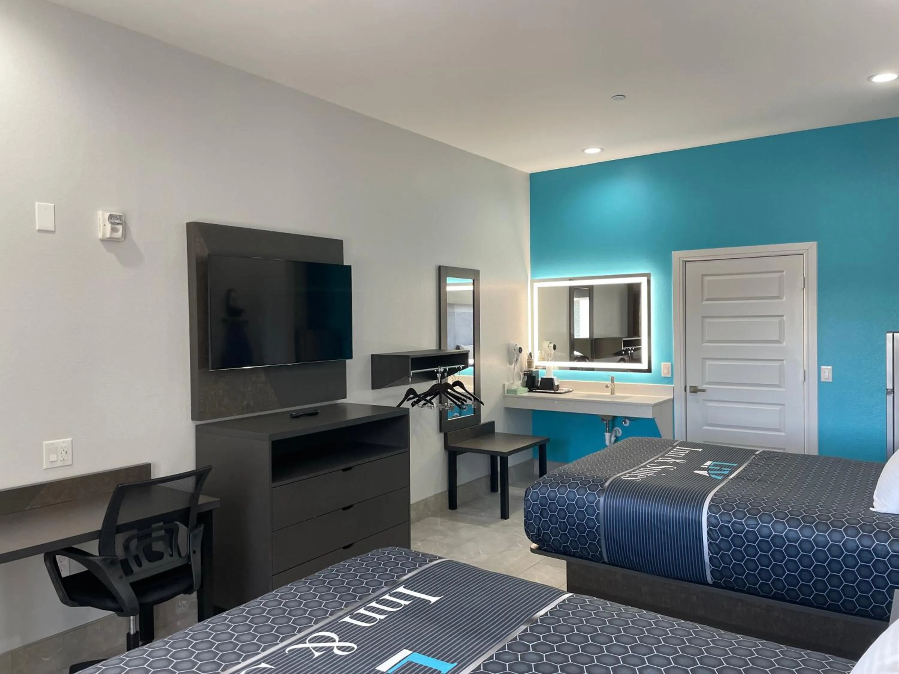 View (from property/room), Bed in LiV Inn & Suites Houston
