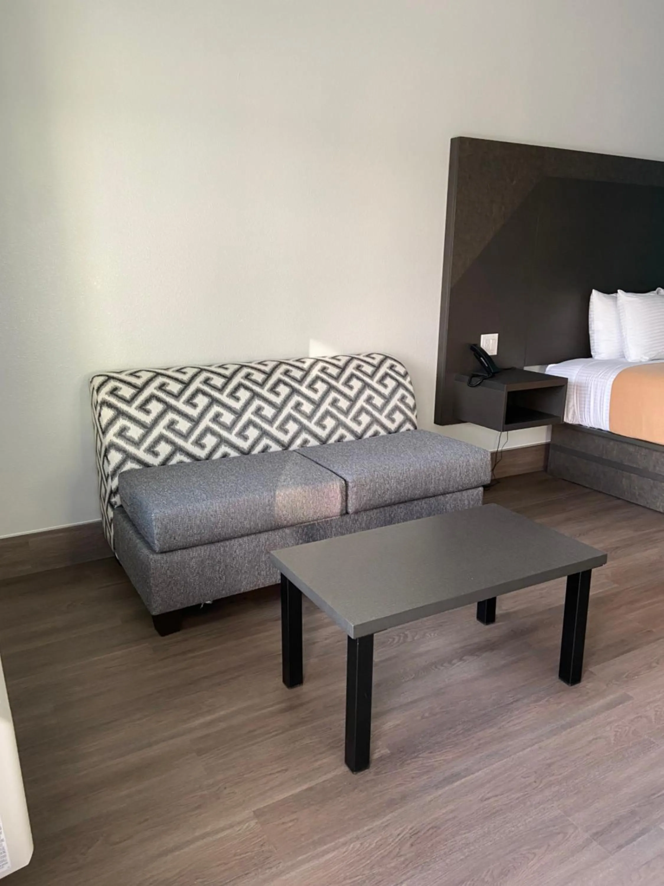 Property building, Bed in LiV Inn & Suites Houston
