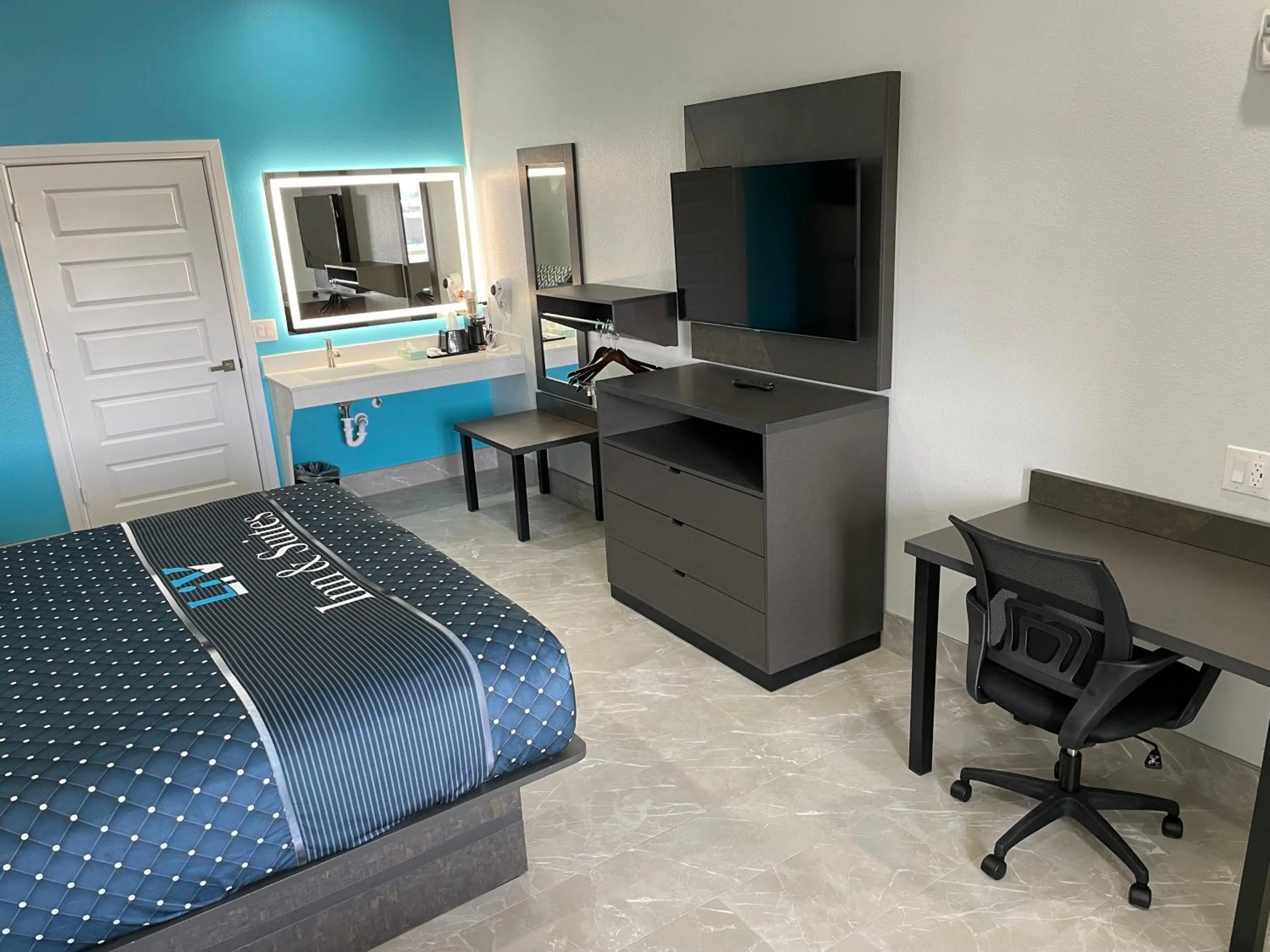View (from property/room), Bed in LiV Inn & Suites Houston