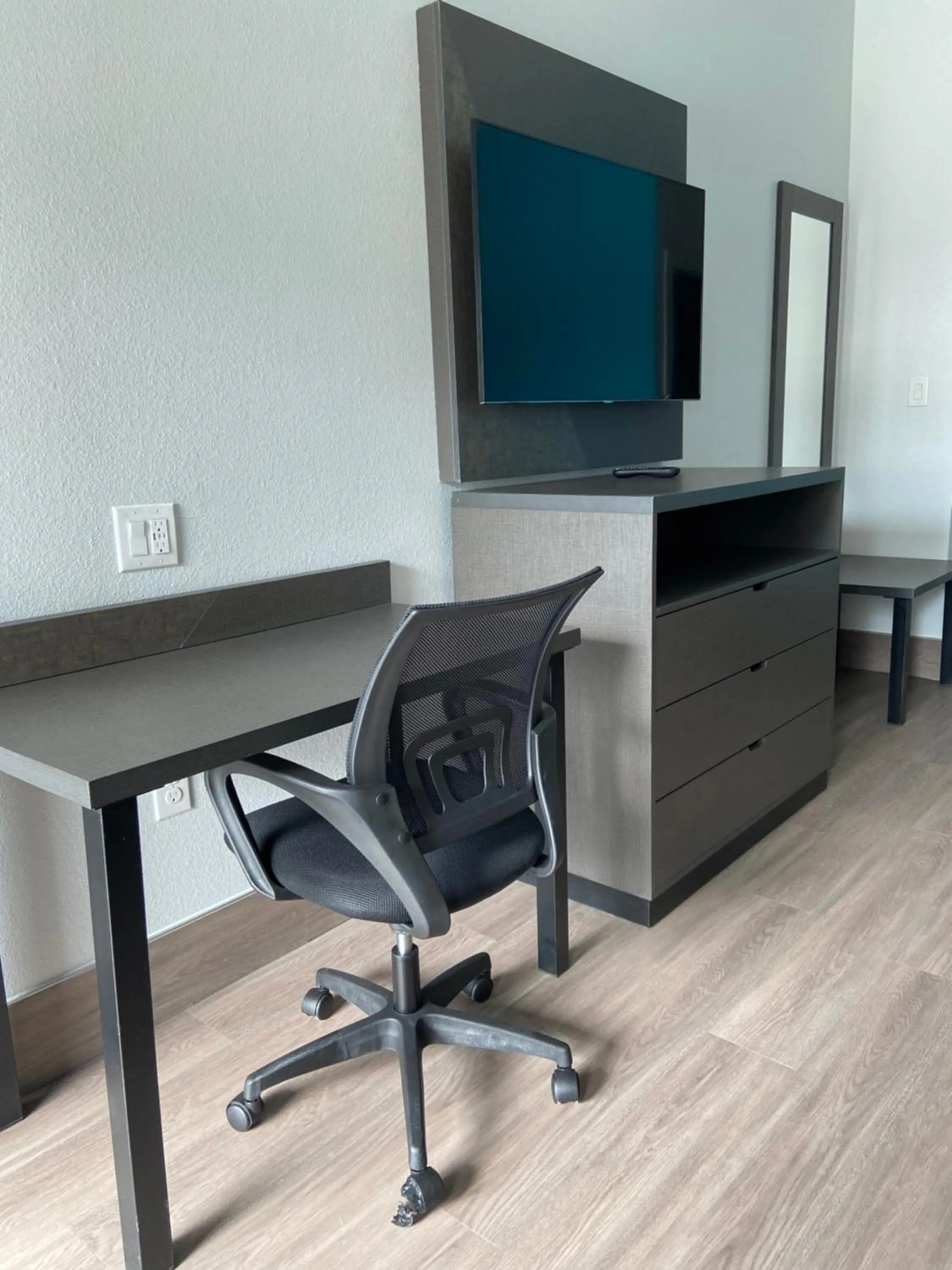 TV and multimedia in LiV Inn & Suites Houston