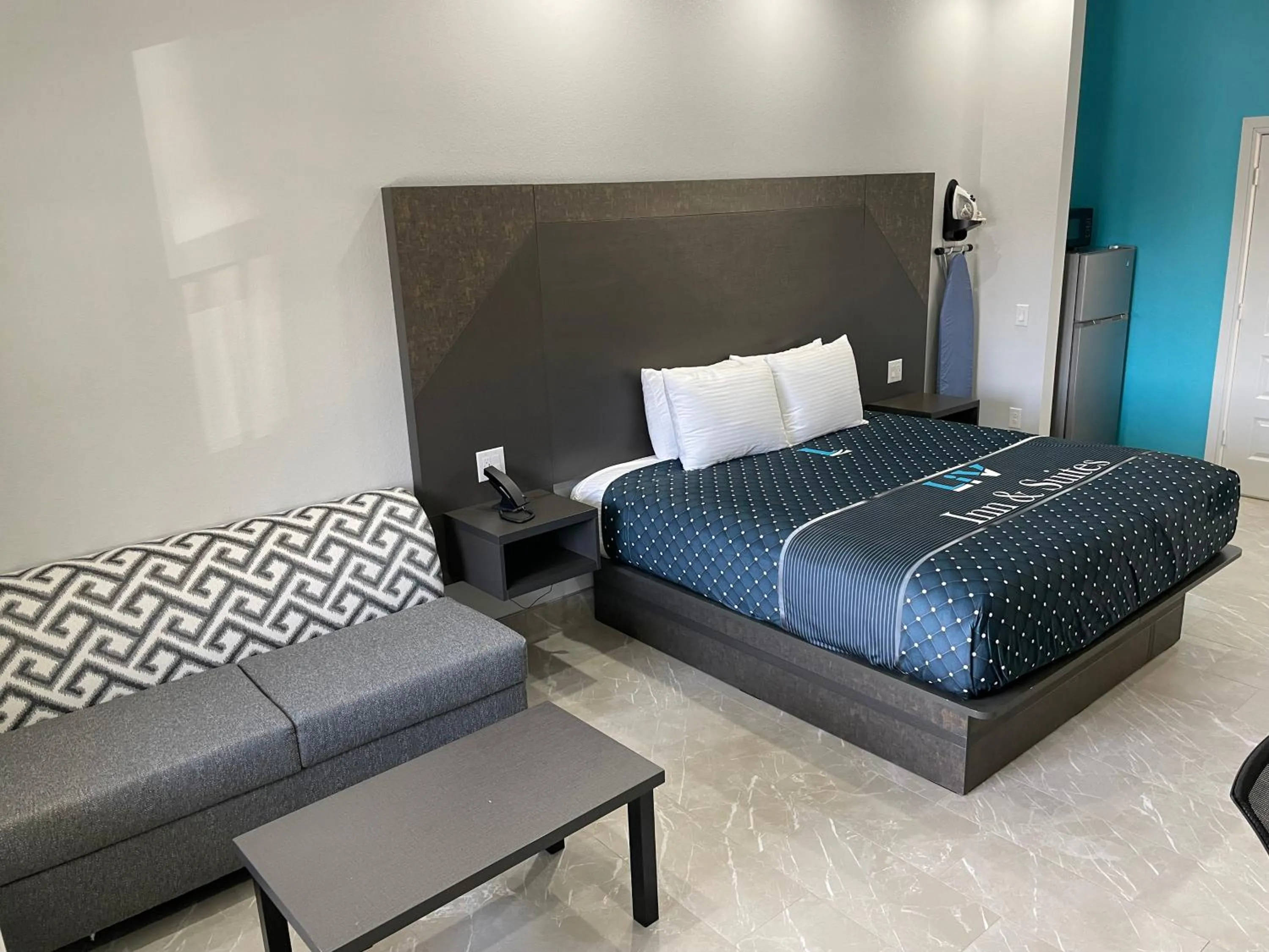 View (from property/room), Bed in LiV Inn & Suites Houston