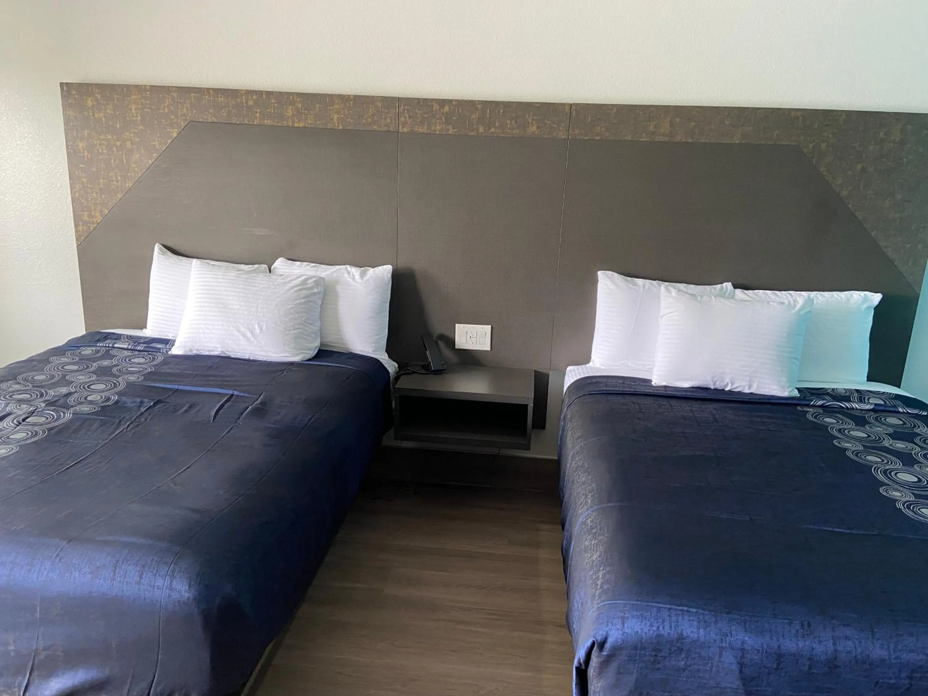View (from property/room), Bed in LiV Inn & Suites Houston