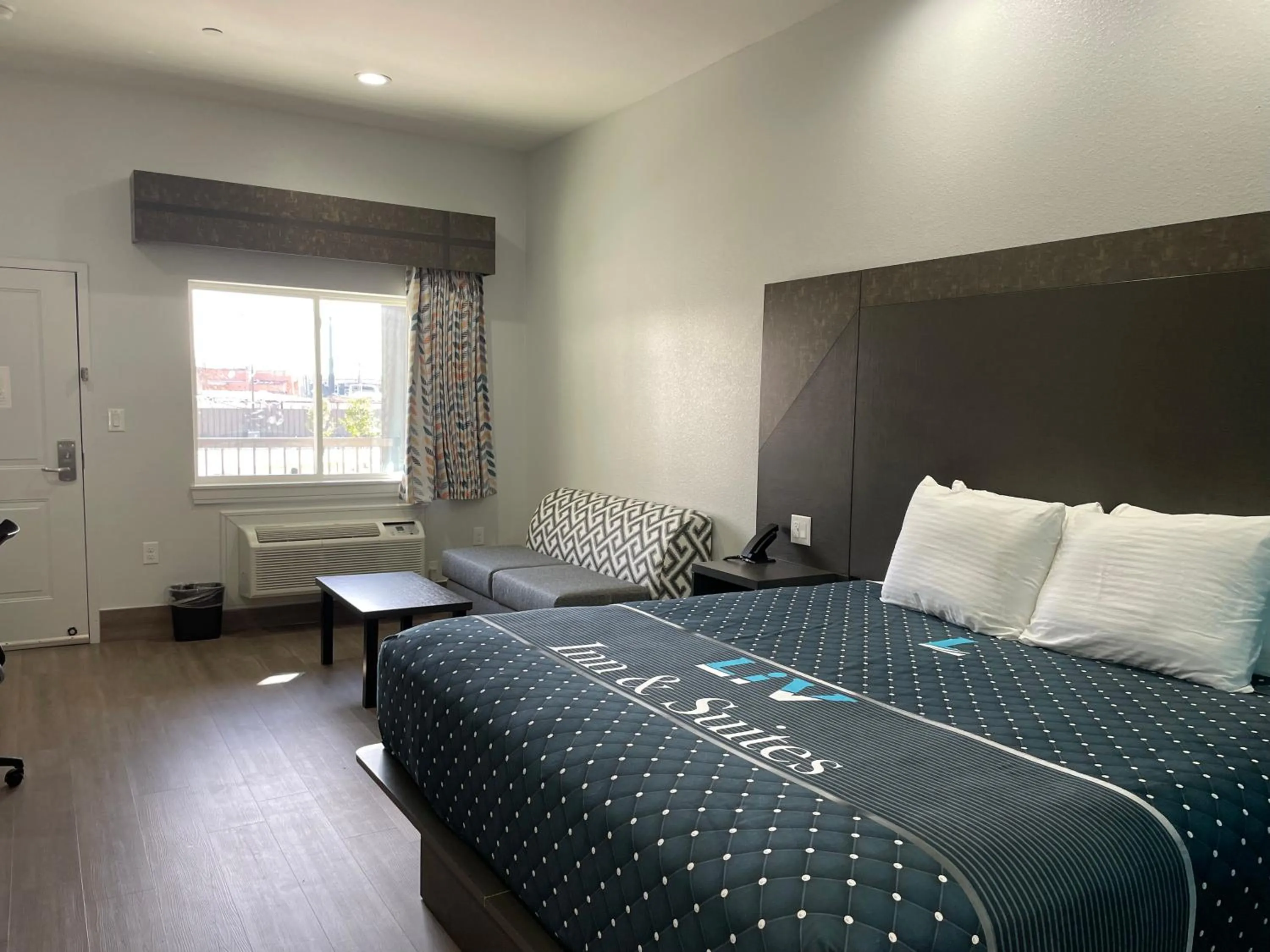 View (from property/room), Bed in LiV Inn & Suites Houston