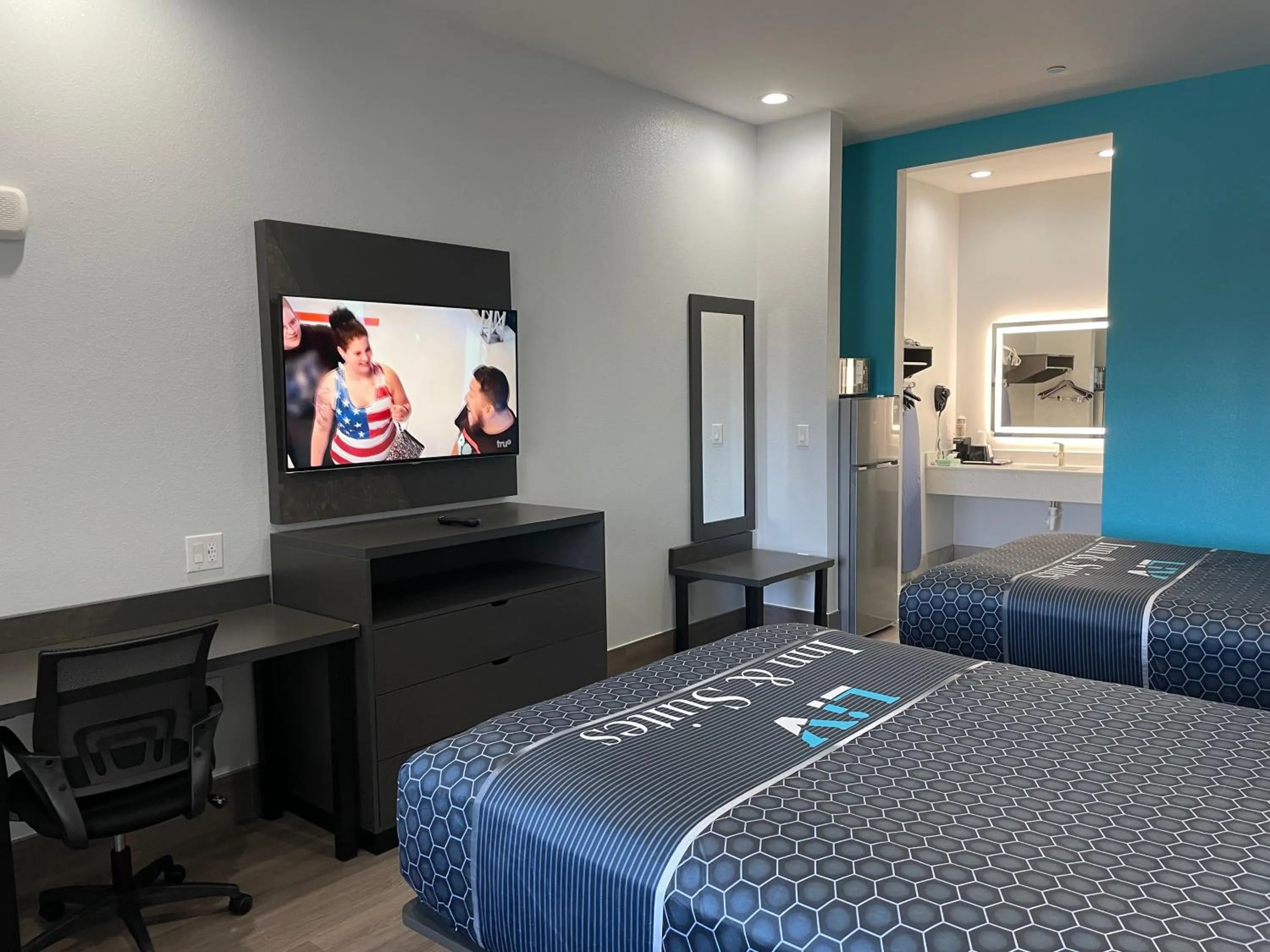 View (from property/room), Bed in LiV Inn & Suites Houston