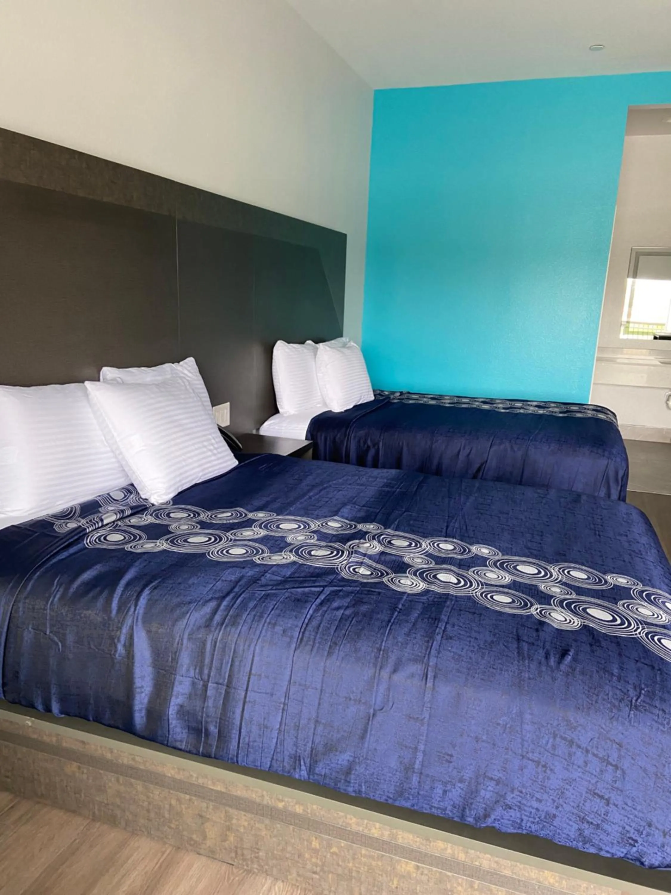View (from property/room), Bed in LiV Inn & Suites Houston