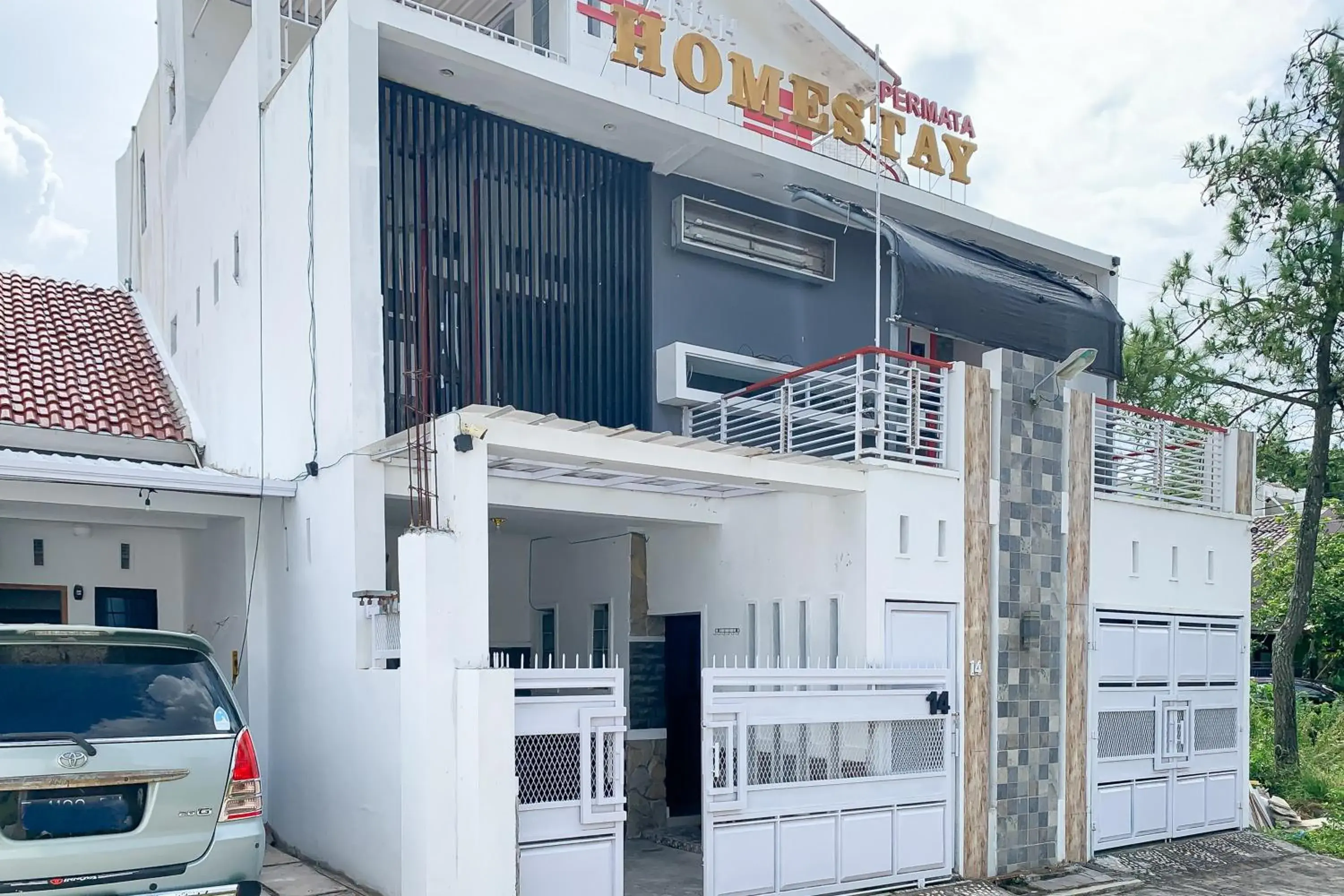 Facade/entrance in Urbanview Hotel Permata Syariah Garut Facade/entrance in Urbanview Hotel Permata Syariah Garut