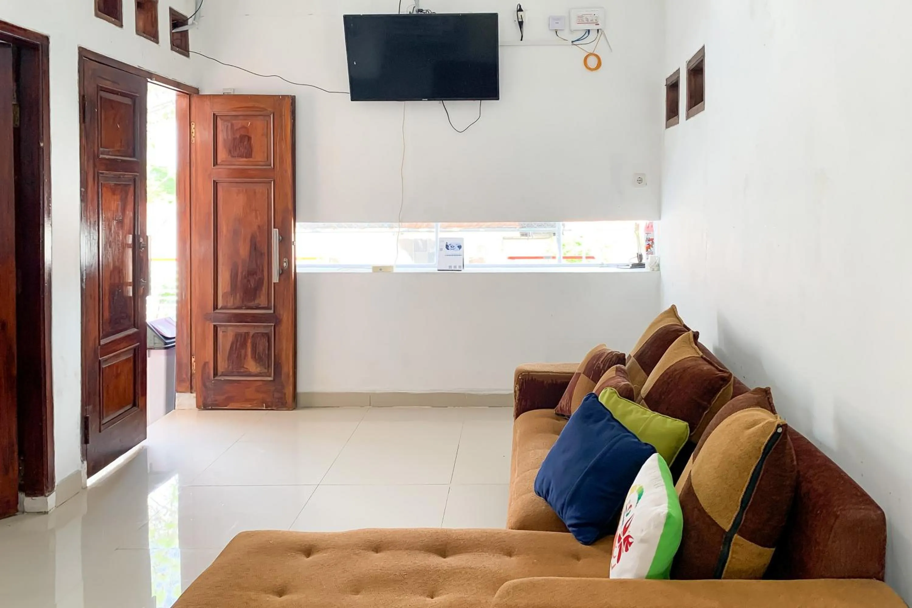 Seating area in Urbanview Hotel Permata Syariah Garut