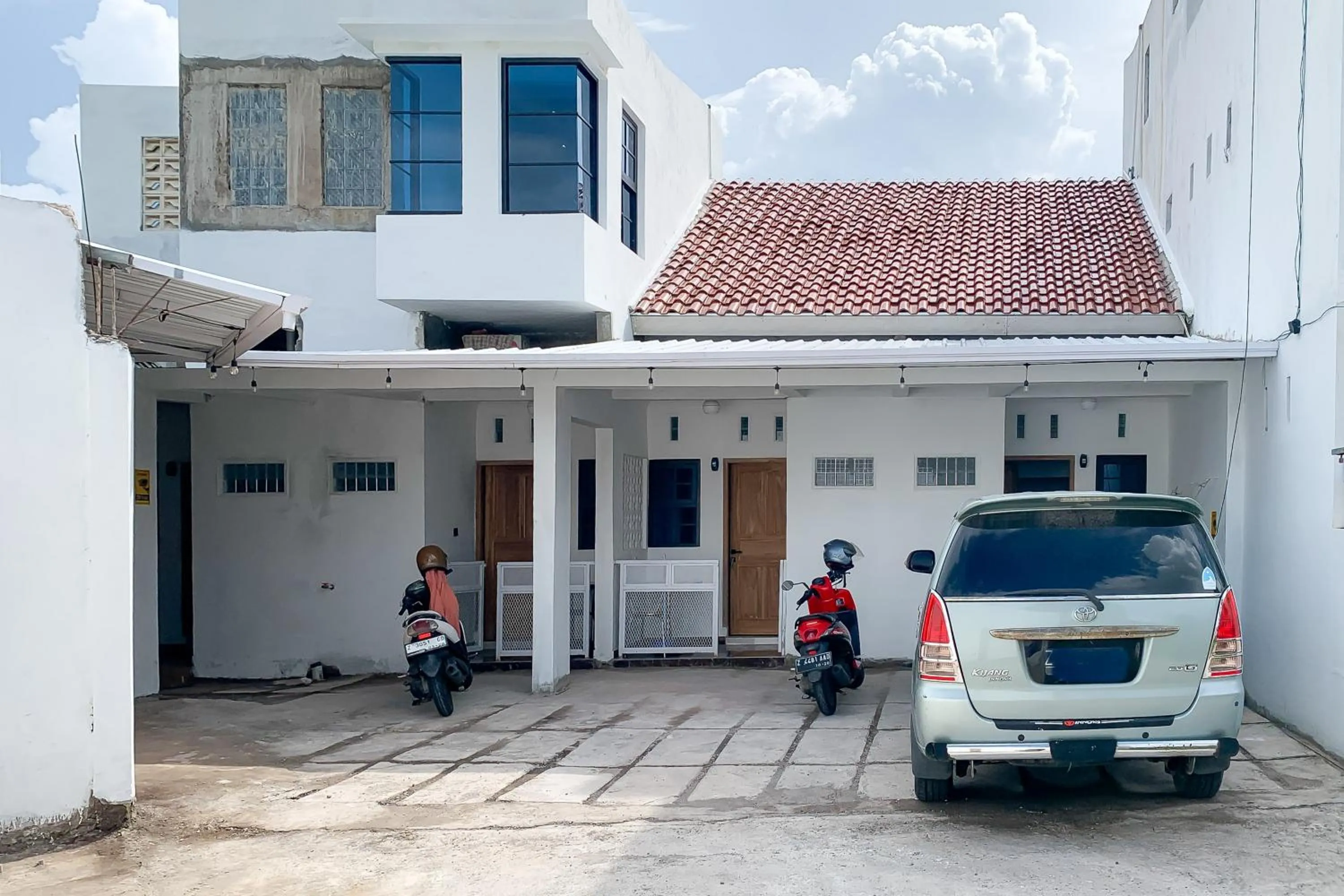 Parking in Urbanview Hotel Permata Syariah Garut