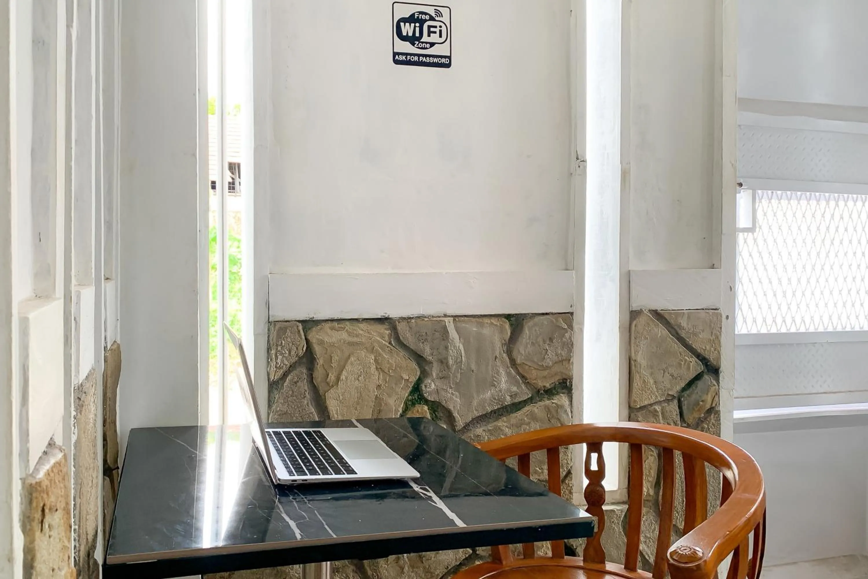 Lobby or reception in Urbanview Hotel Permata Syariah Garut