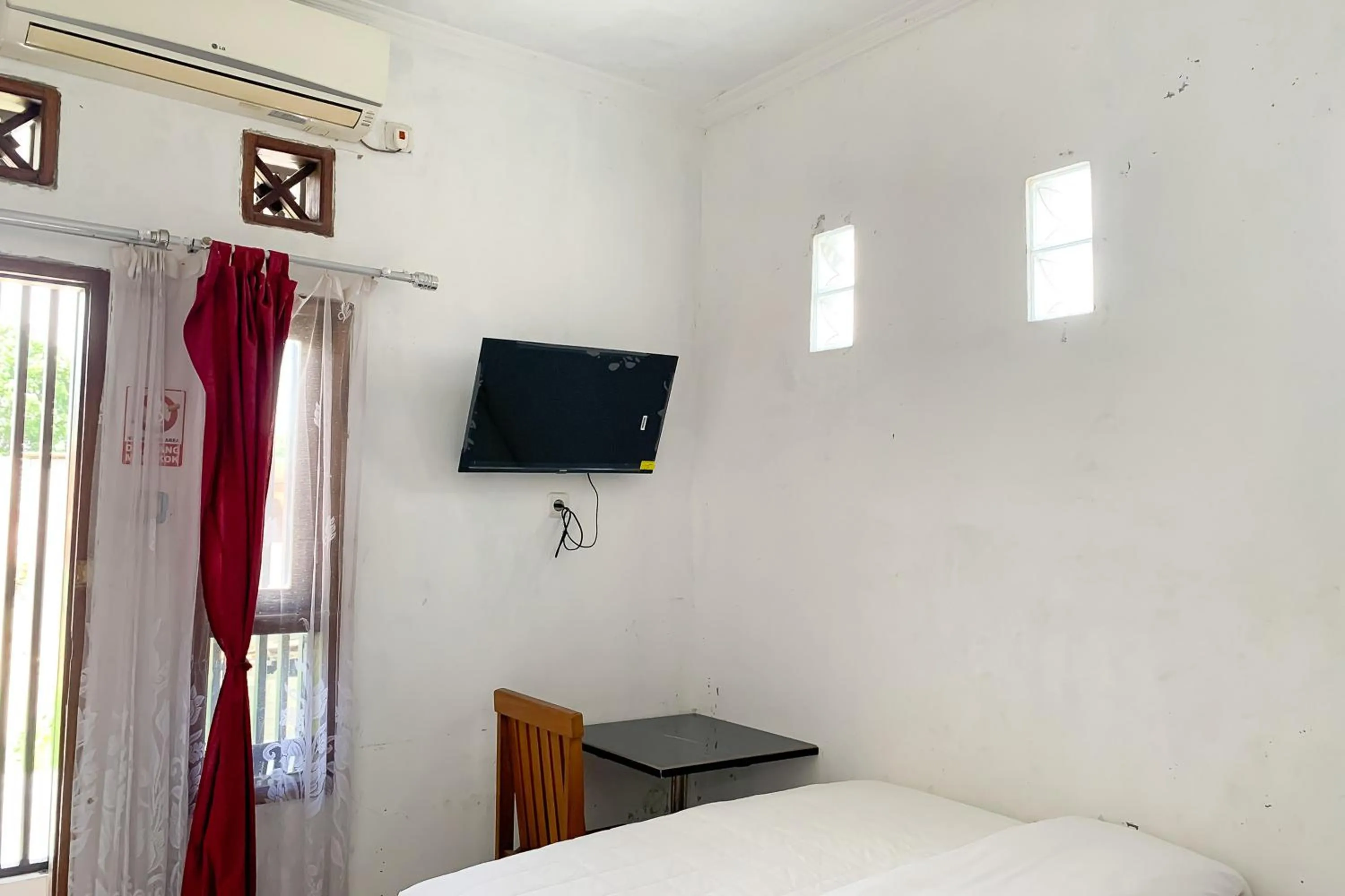 Bathroom, Bed in Urbanview Hotel Permata Syariah Garut