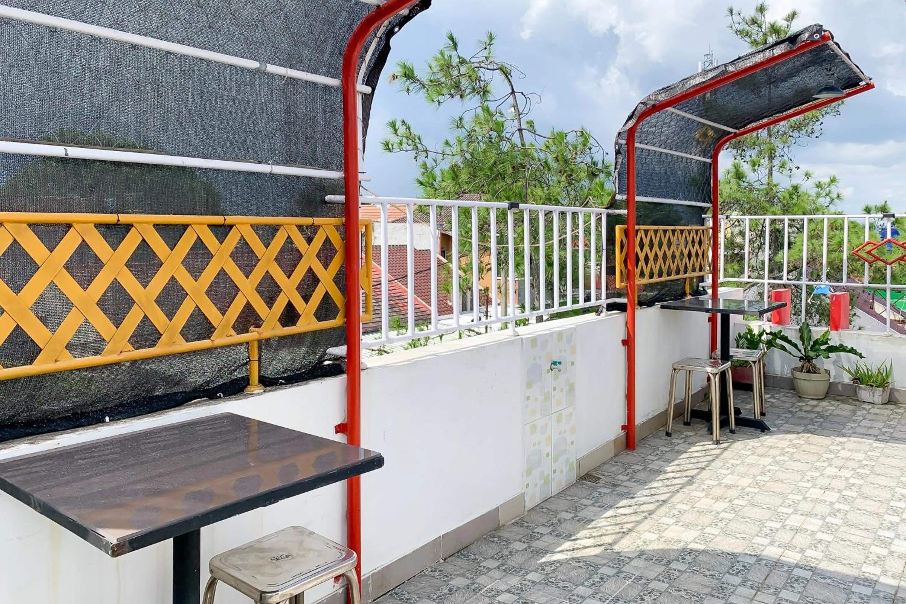 Seating area in Urbanview Hotel Permata Syariah Garut