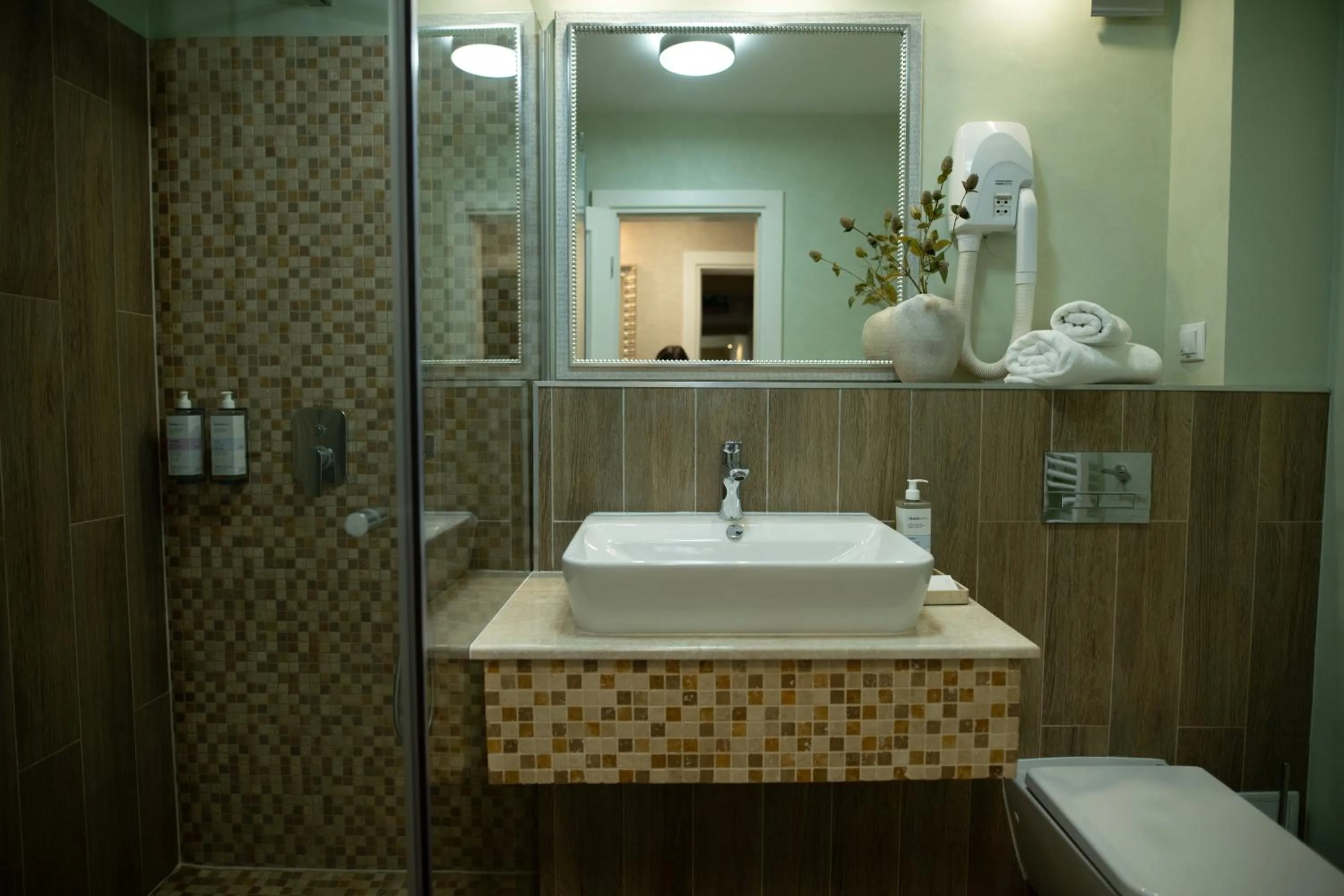 Shower in Olivia 9teen Hotel Boutique