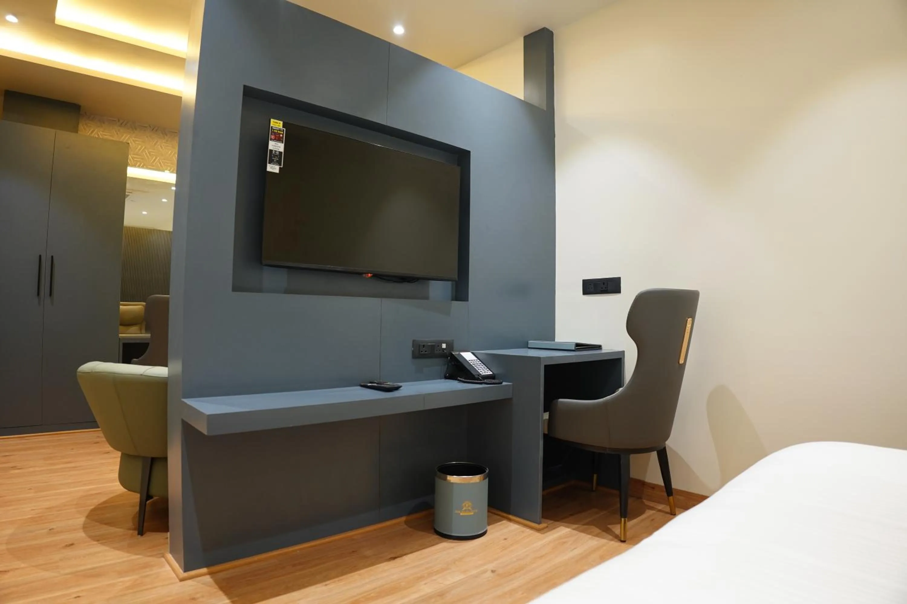 Bedroom, Bed in The Pearl Petal