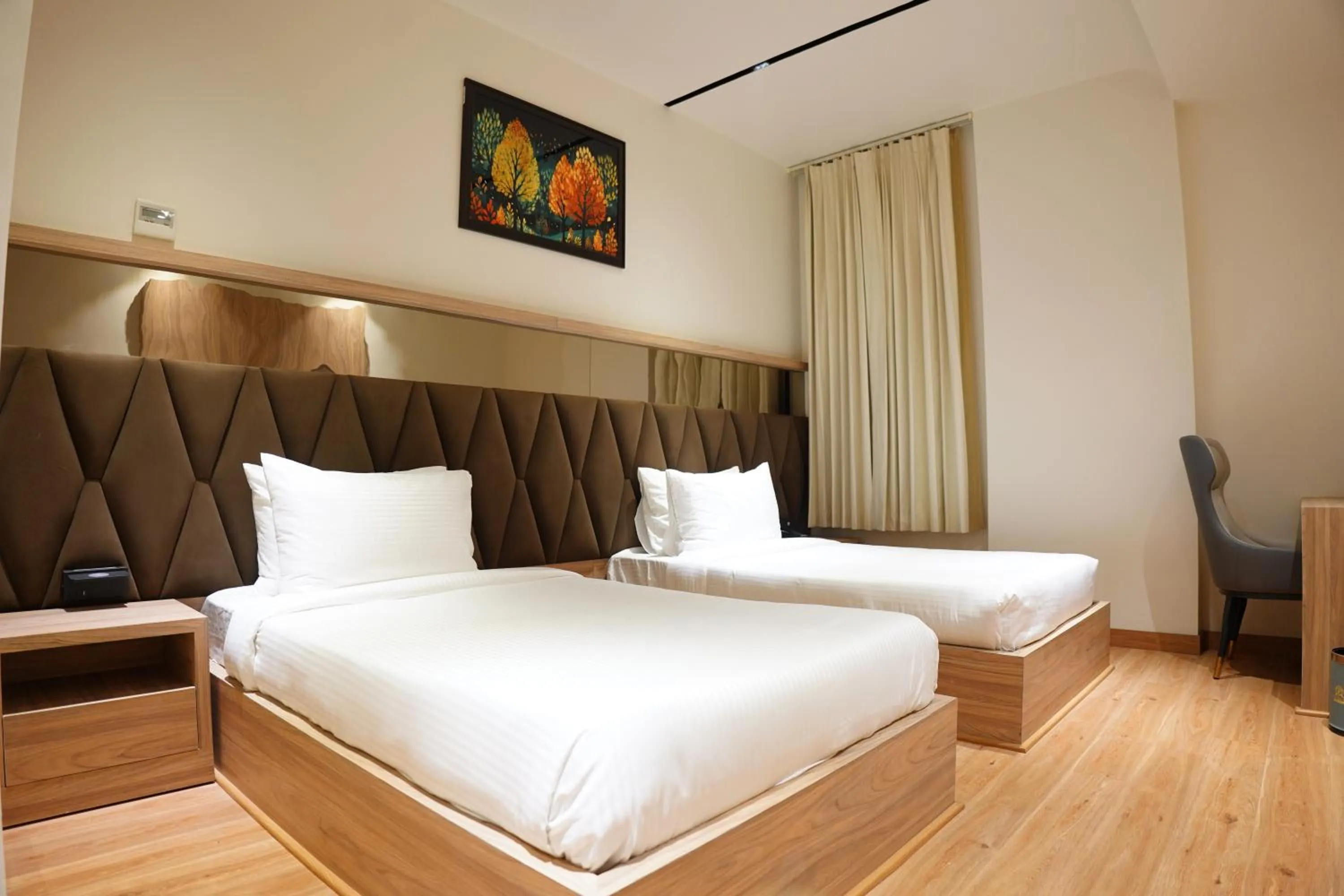 Photo of the whole room, Bed in The Pearl Petal