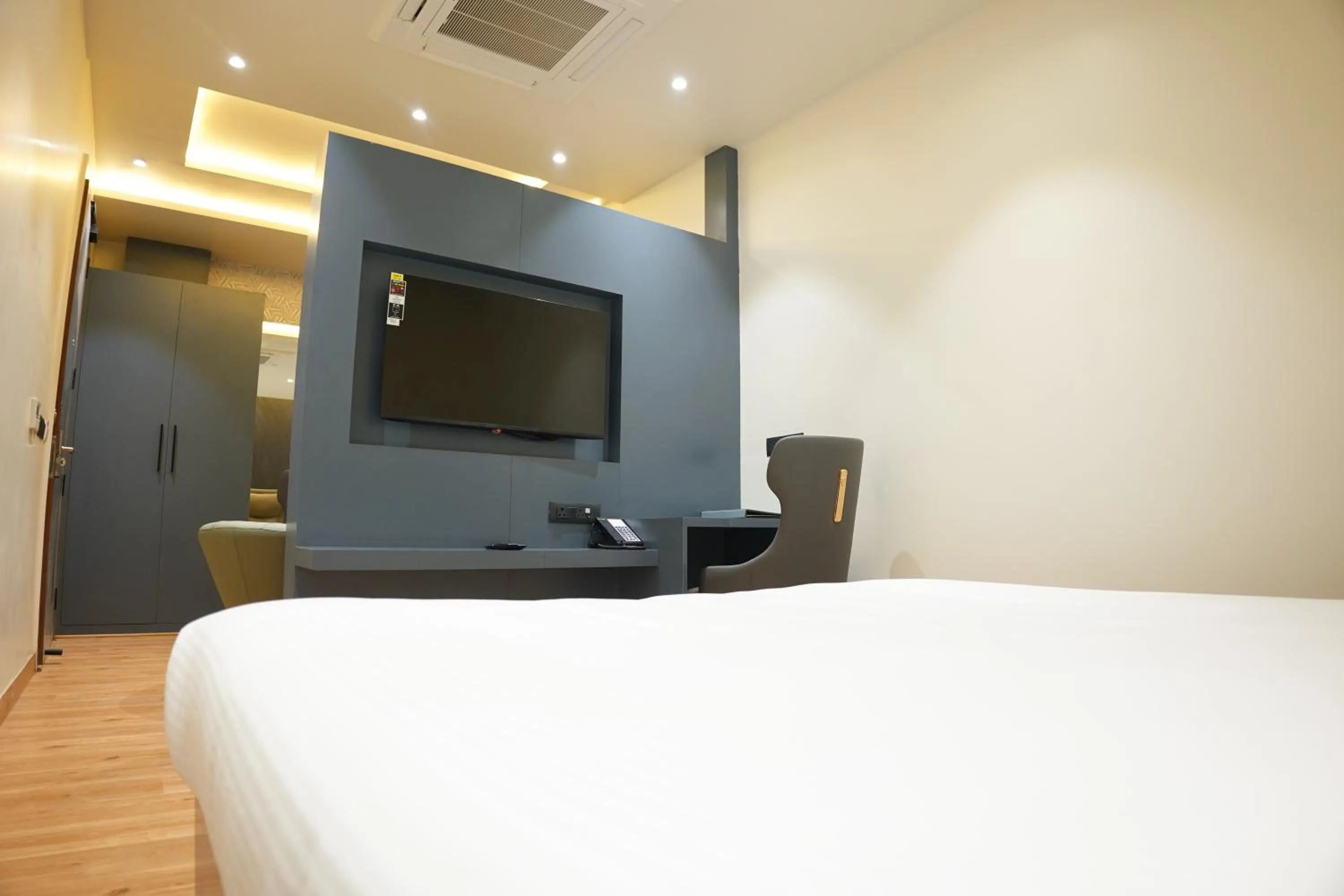 Bedroom, Bed in The Pearl Petal