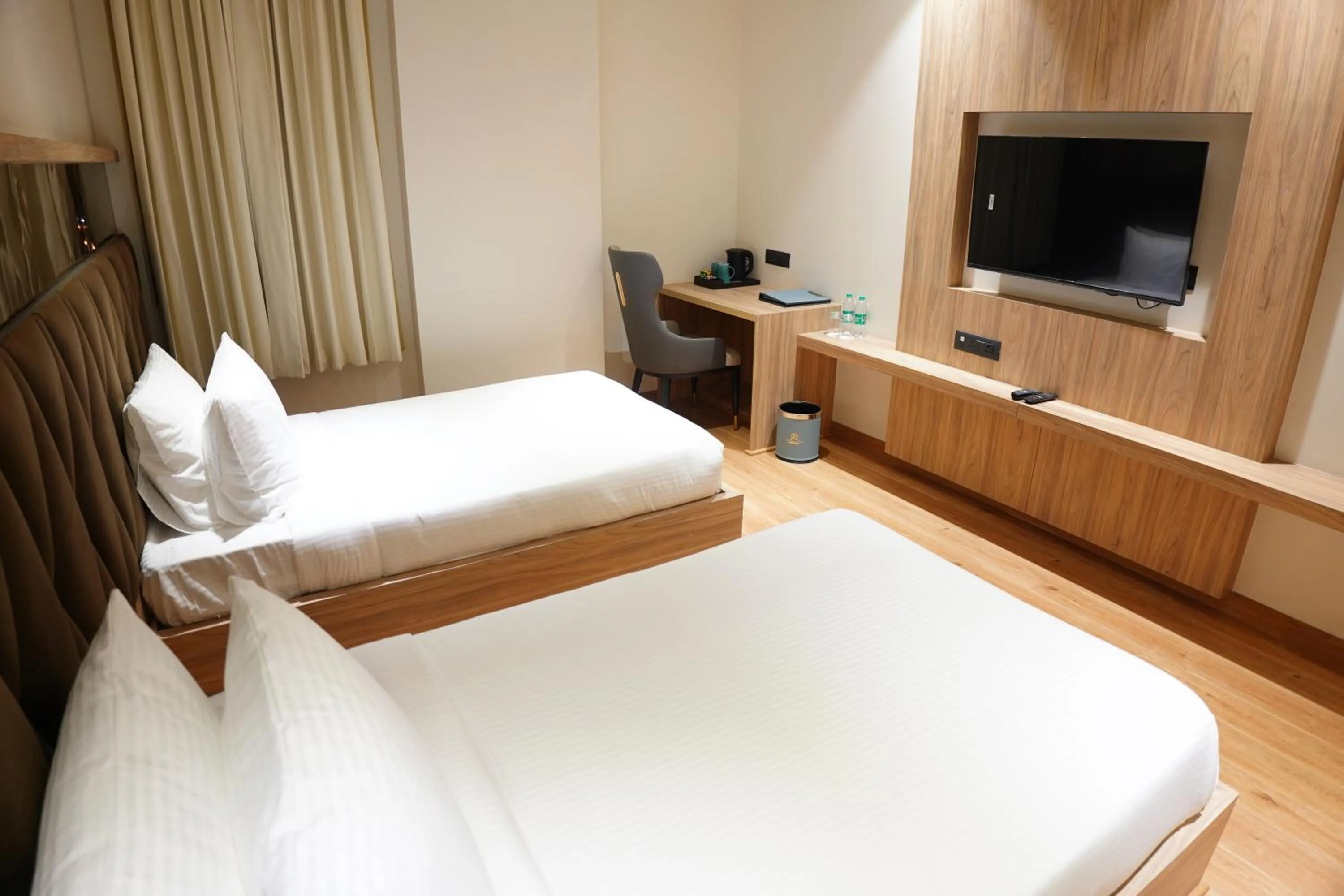 Photo of the whole room, Bed in The Pearl Petal